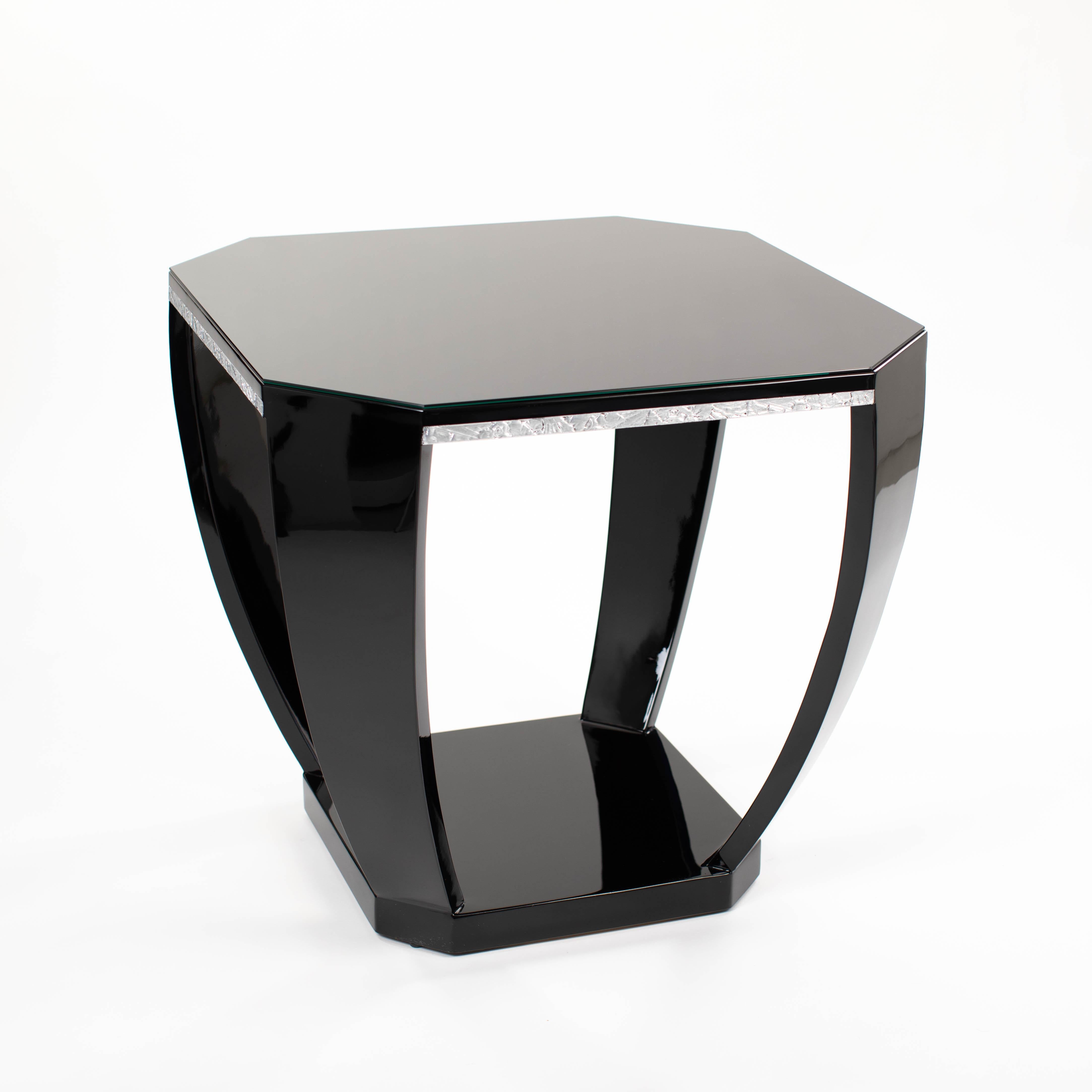 Gueridón Art Déco Francés Laca Negra Alto Brillo Tallas Plateadas Años 20 Vidrio en venta