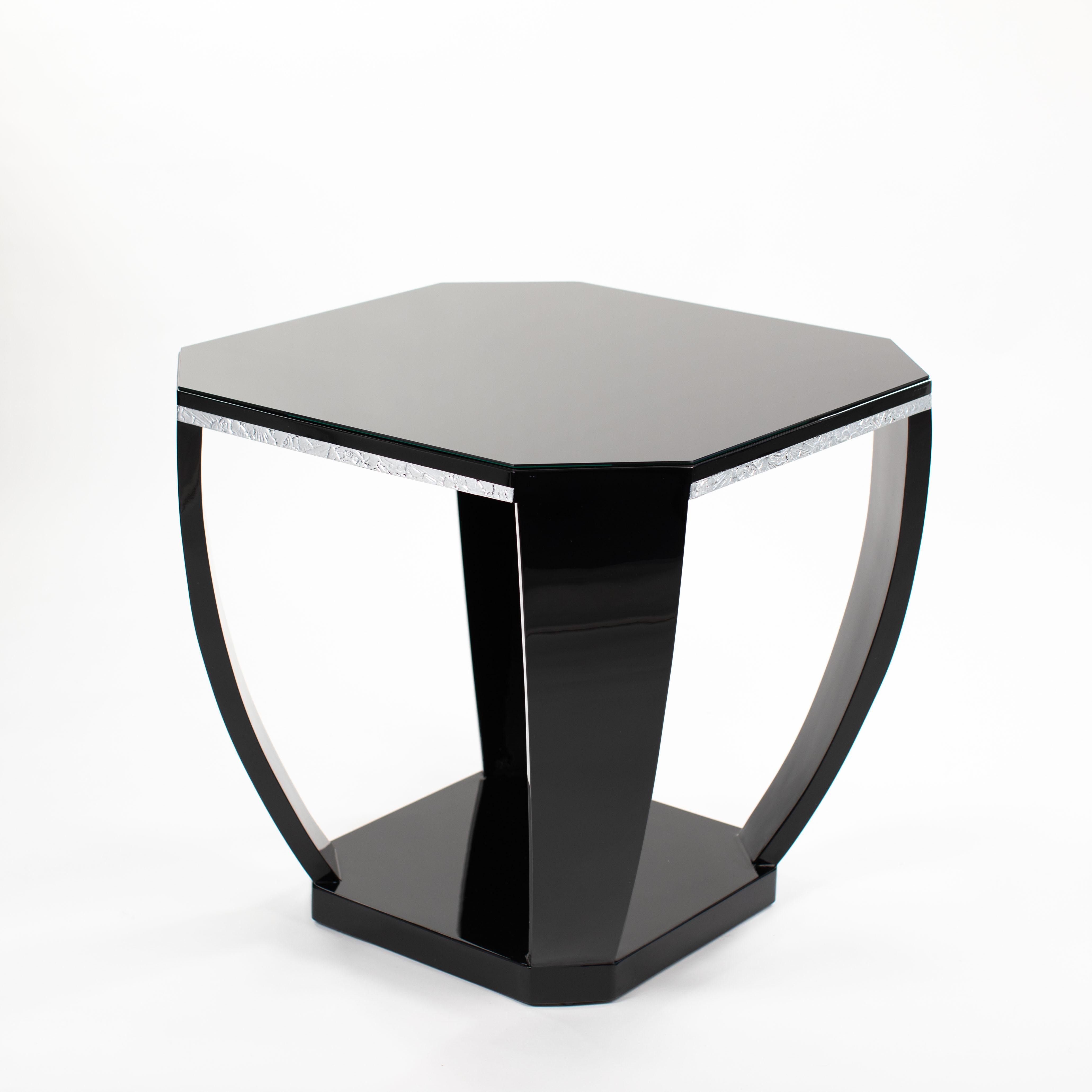 Gueridón Art Déco Francés Laca Negra Alto Brillo Tallas Plateadas Años 20 en venta 1