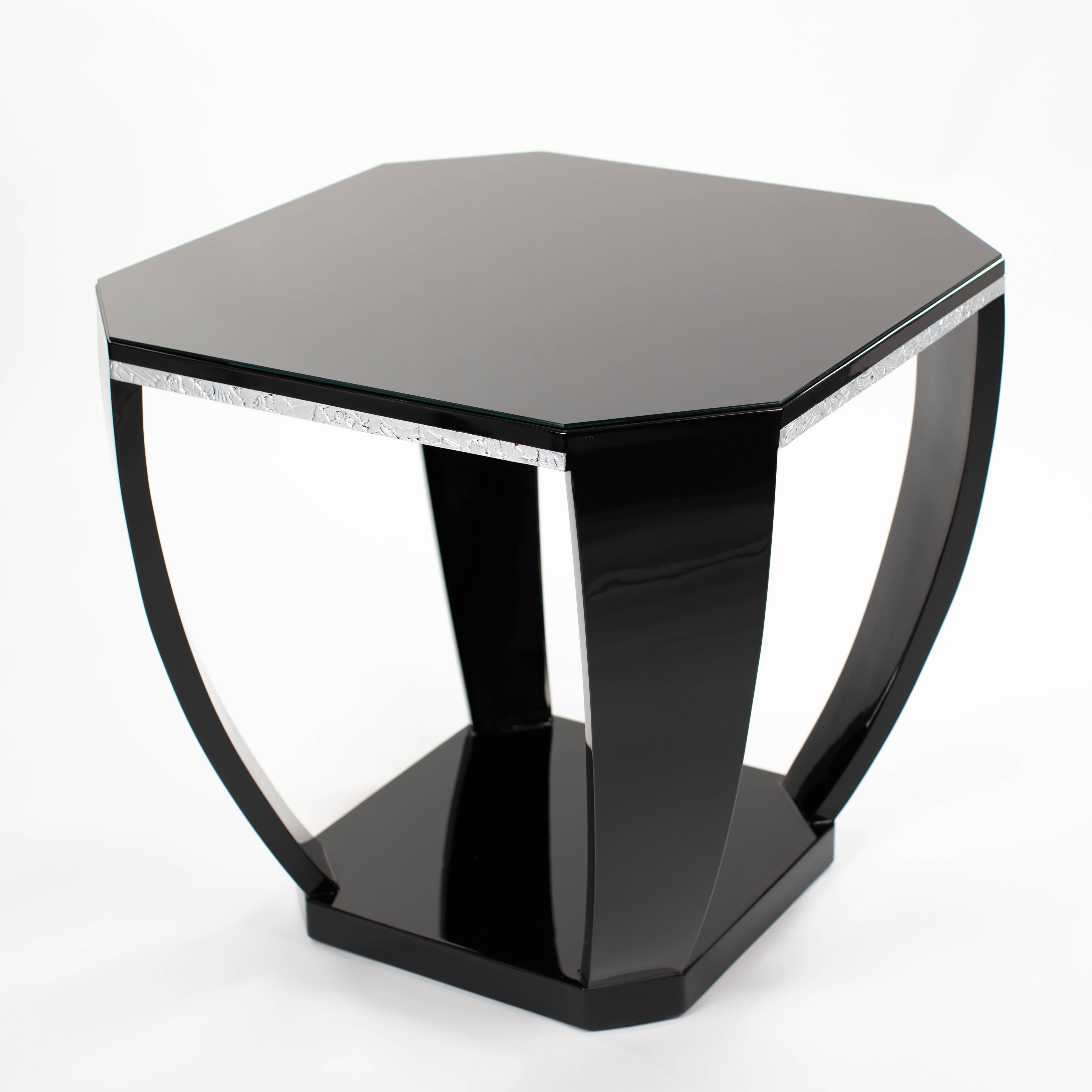 Gueridón Art Déco Francés Laca Negra Alto Brillo Tallas Plateadas Años 20 en venta 2