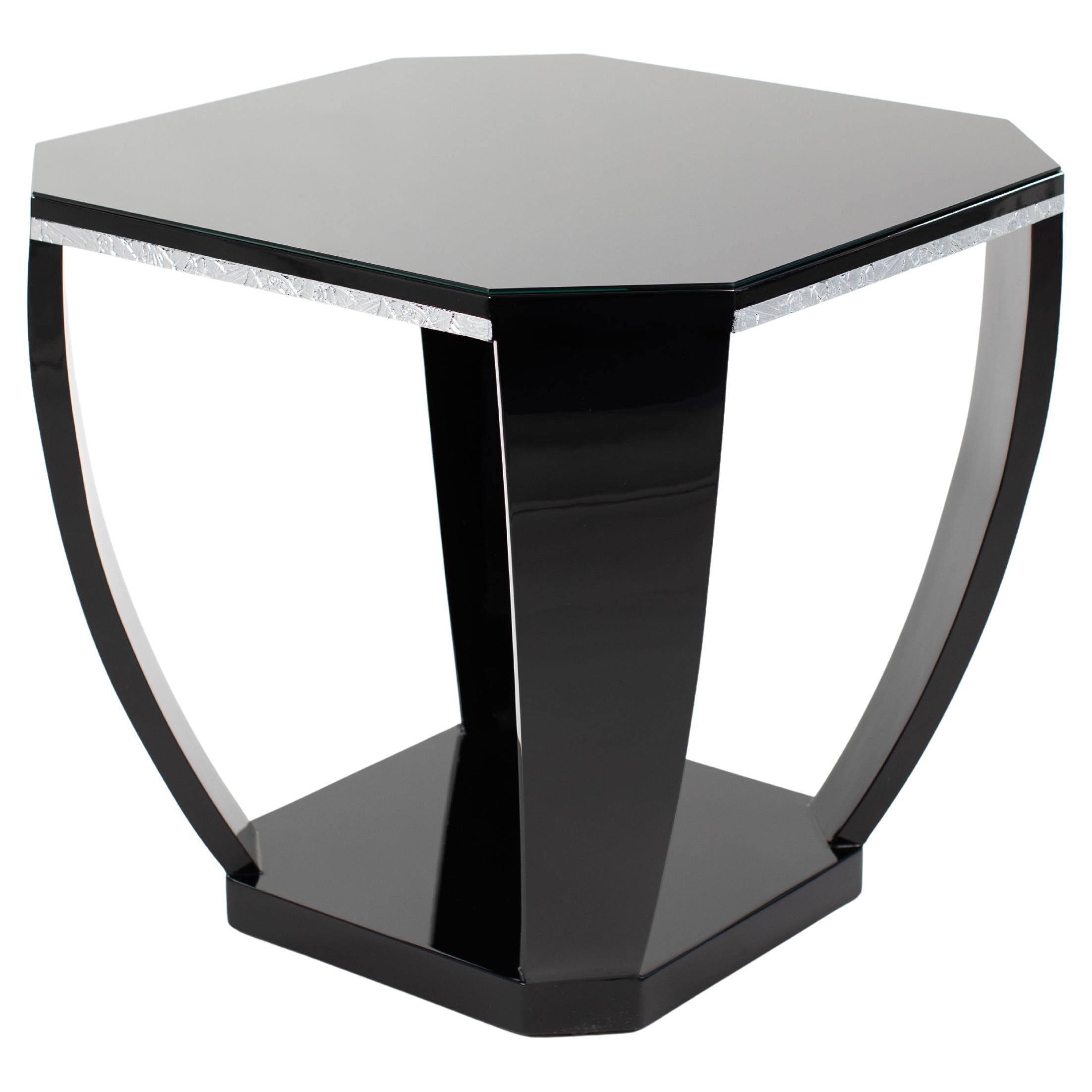 Gueridón Art Déco Francés Laca Negra Alto Brillo Tallas Plateadas Años 20 en venta