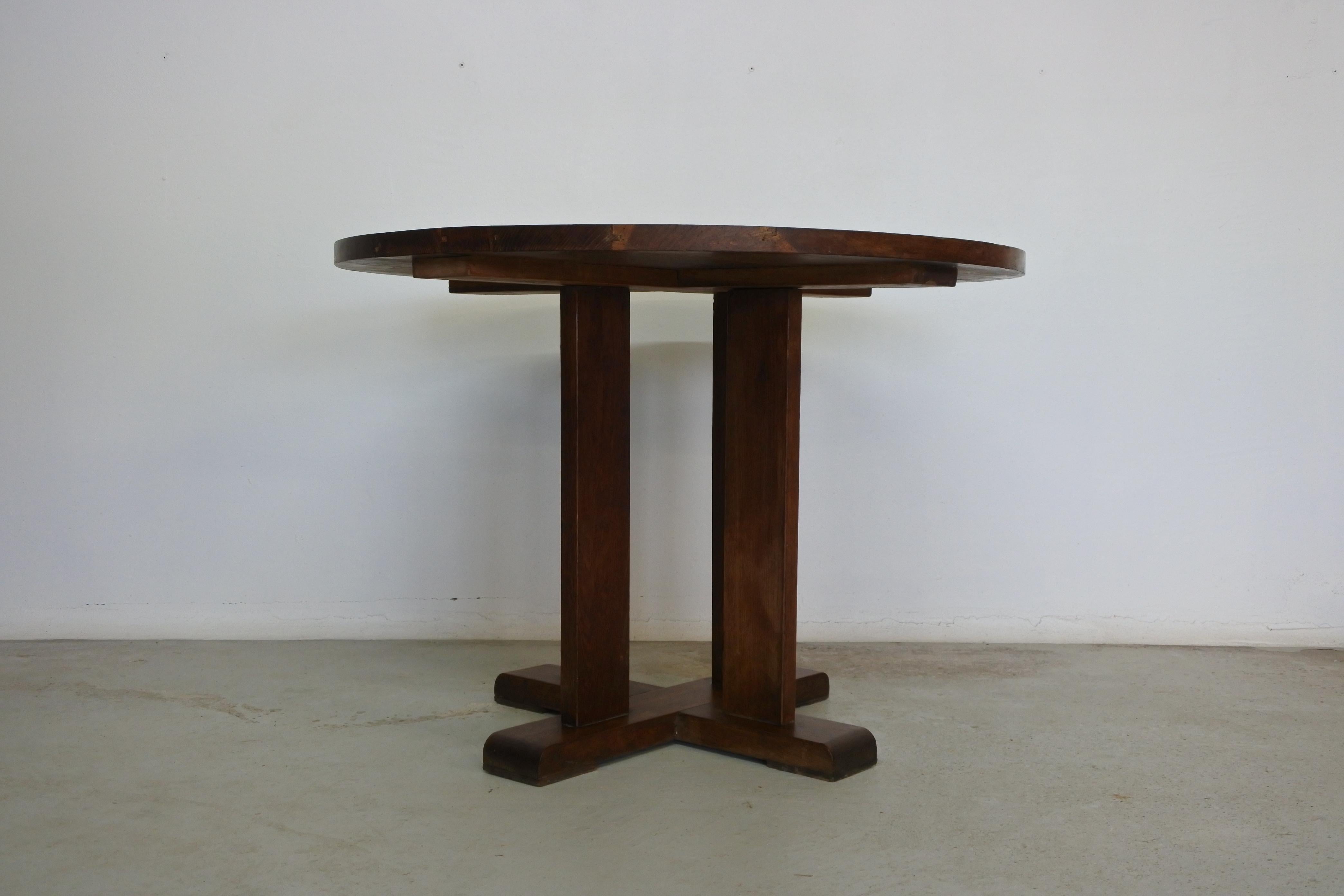 Art Deco guéridon table.
Made in France in the 1930s.
Solid oak wood. Beautiful grain.

Great to display a collection of glass or ceramic objects / vases
      