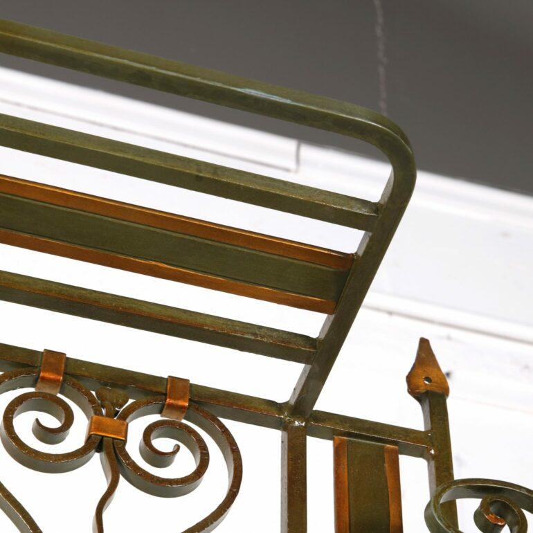 Französischer Art-Deco-Haustisch und Spiegel. Dieses Stück hat fabelhafte Details aus Farbe und Metall. Flankiert wird der Spiegel von zwei Schirmständern. Oben befindet sich eine Ablage für Hüte. C.1930's

Abmessungen:
W: 49″
D: 9″
T: 74.5″