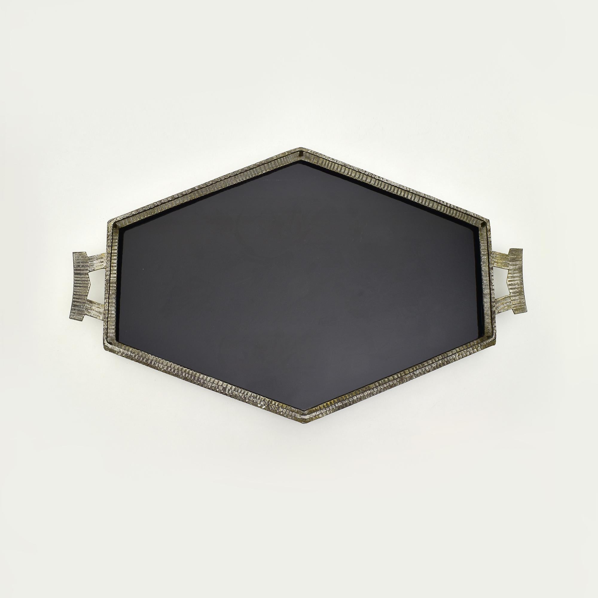 Bandeja francesa Art Decó de hierro martillado con cristal negro, atribuida a Raymond Subes en venta 3