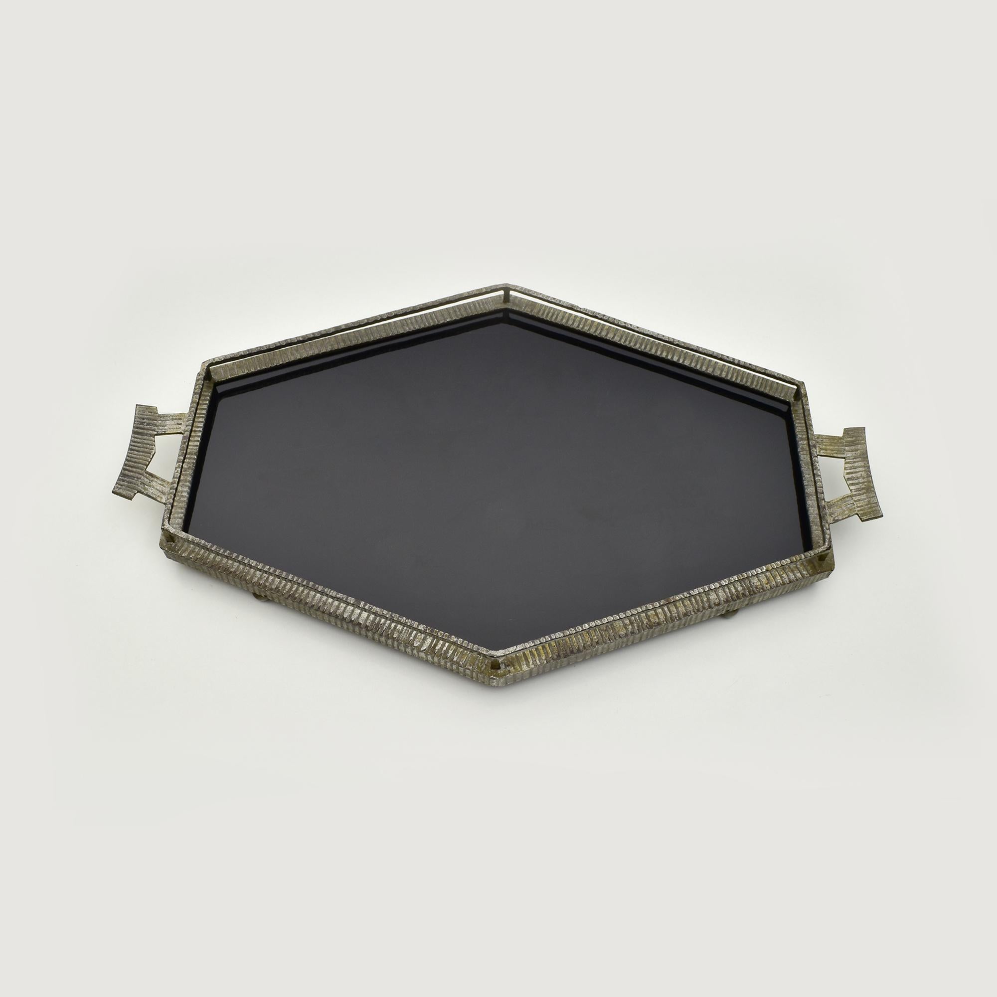 Bandeja francesa Art Decó de hierro martillado con cristal negro, atribuida a Raymond Subes en venta 4