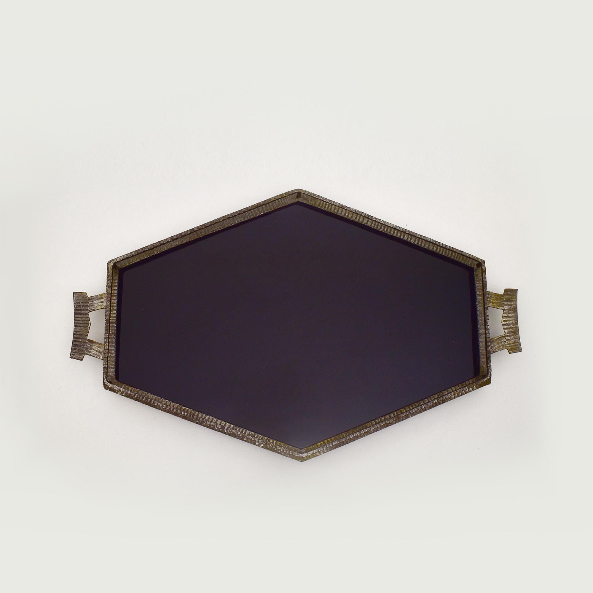 Bandeja francesa Art Decó de hierro martillado con cristal negro, atribuida a Raymond Subes en venta 1
