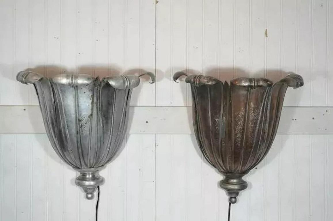 Pareja de antiguos apliques Art Decó franceses de cobre martillado a mano Lotus Up, atribuidos a la Maison Jansen. El artículo presenta una forma notable, un tamaño considerable y una gran pátina en el cobre envejecido, con un candelabro que tiene