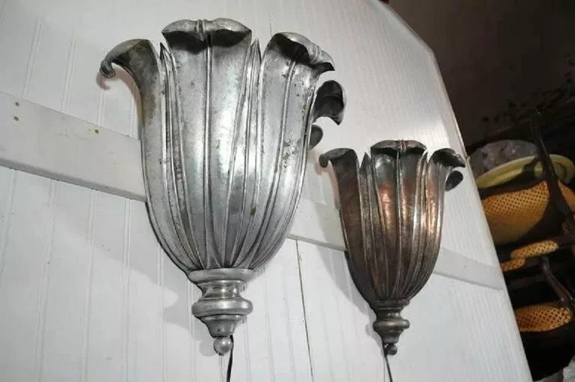 Lámpara francesa Art Decó de cobre martillado a mano Loto Up Light Sconces attr. Maison Jansen Desconocido en venta