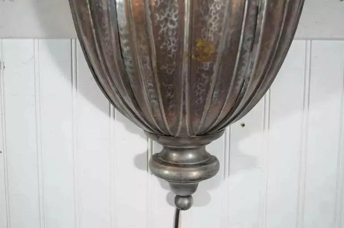 Lámpara francesa Art Decó de cobre martillado a mano Loto Up Light Sconces attr. Maison Jansen siglo XX en venta