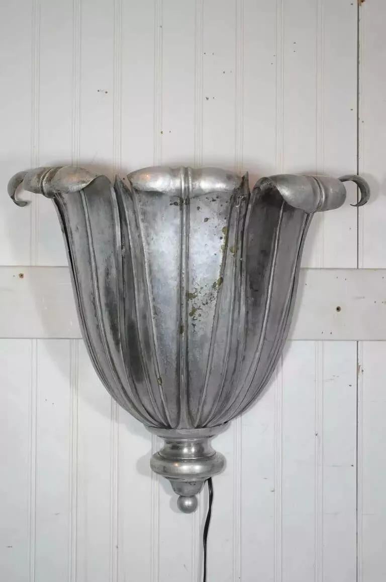 Lámpara francesa Art Decó de cobre martillado a mano Loto Up Light Sconces attr. Maison Jansen Cobre en venta