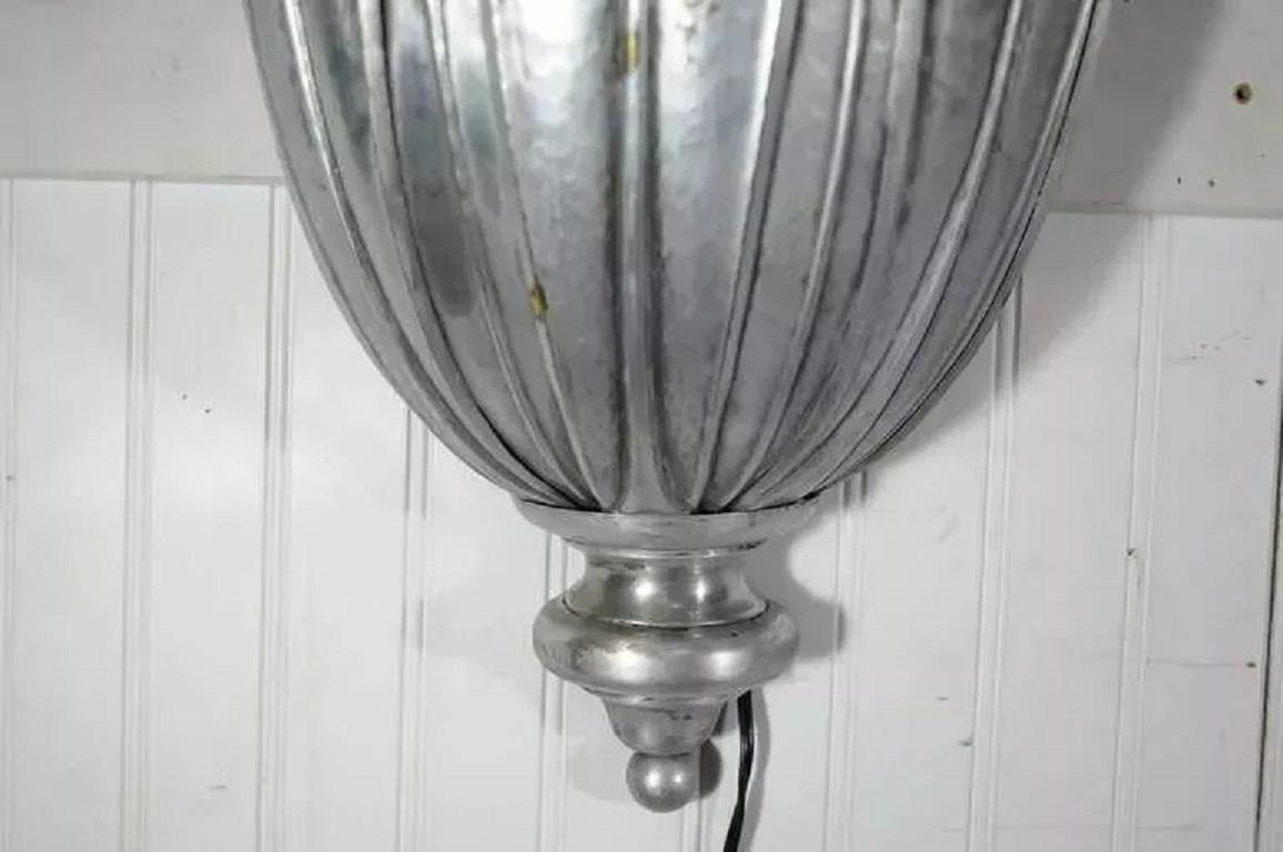 Lámpara francesa Art Decó de cobre martillado a mano Loto Up Light Sconces attr. Maison Jansen en venta 1