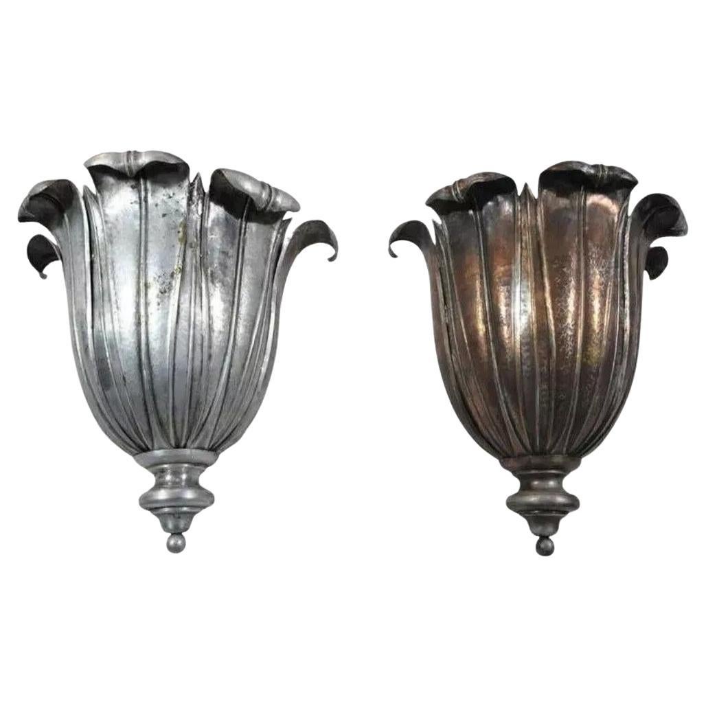 Lámpara francesa Art Decó de cobre martillado a mano Loto Up Light Sconces attr. Maison Jansen en venta