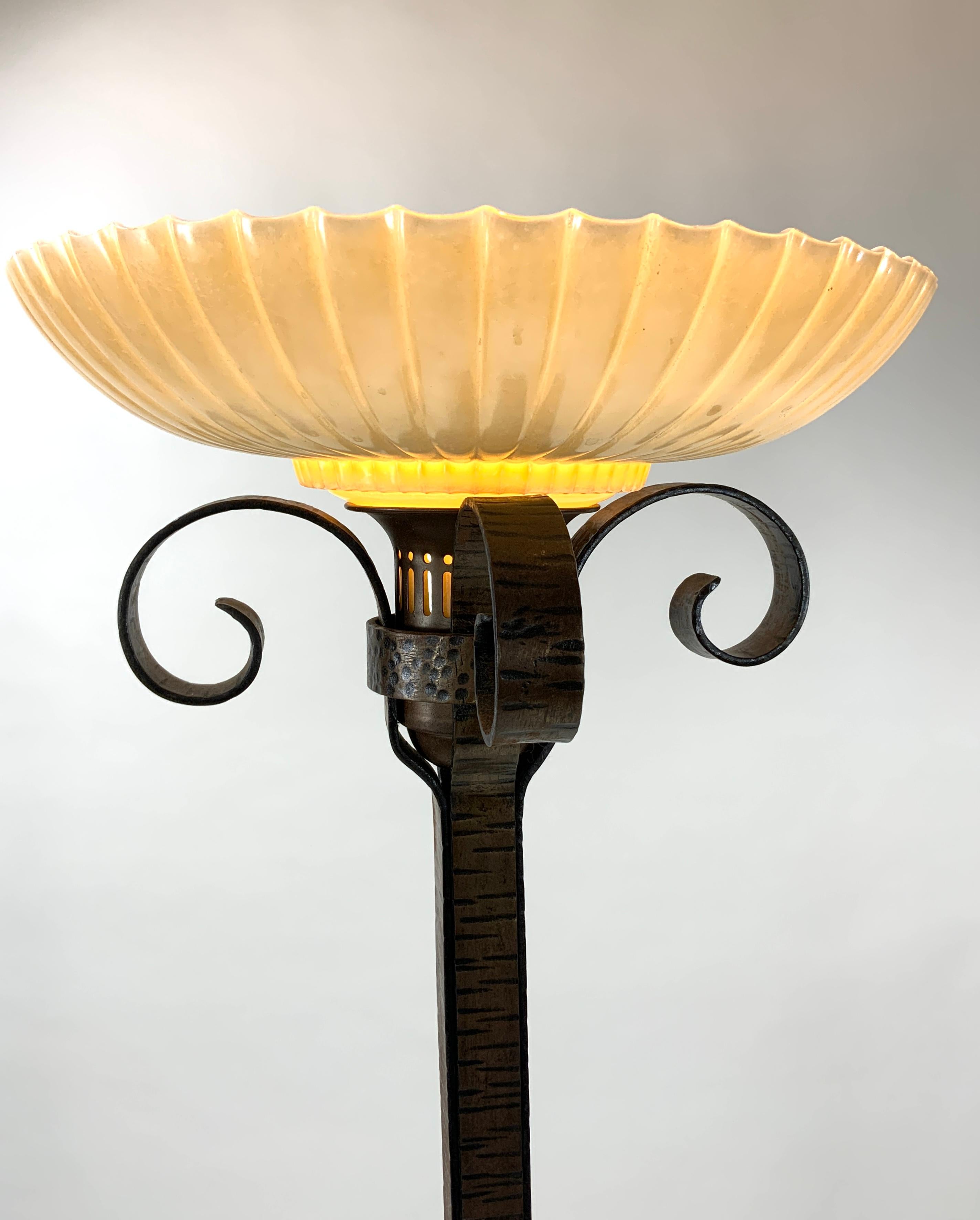 Lampe de sol Art Déco (torchère) entièrement forgée et martelée à la main, années 1930.  Le terme français pour le fer forgé est 