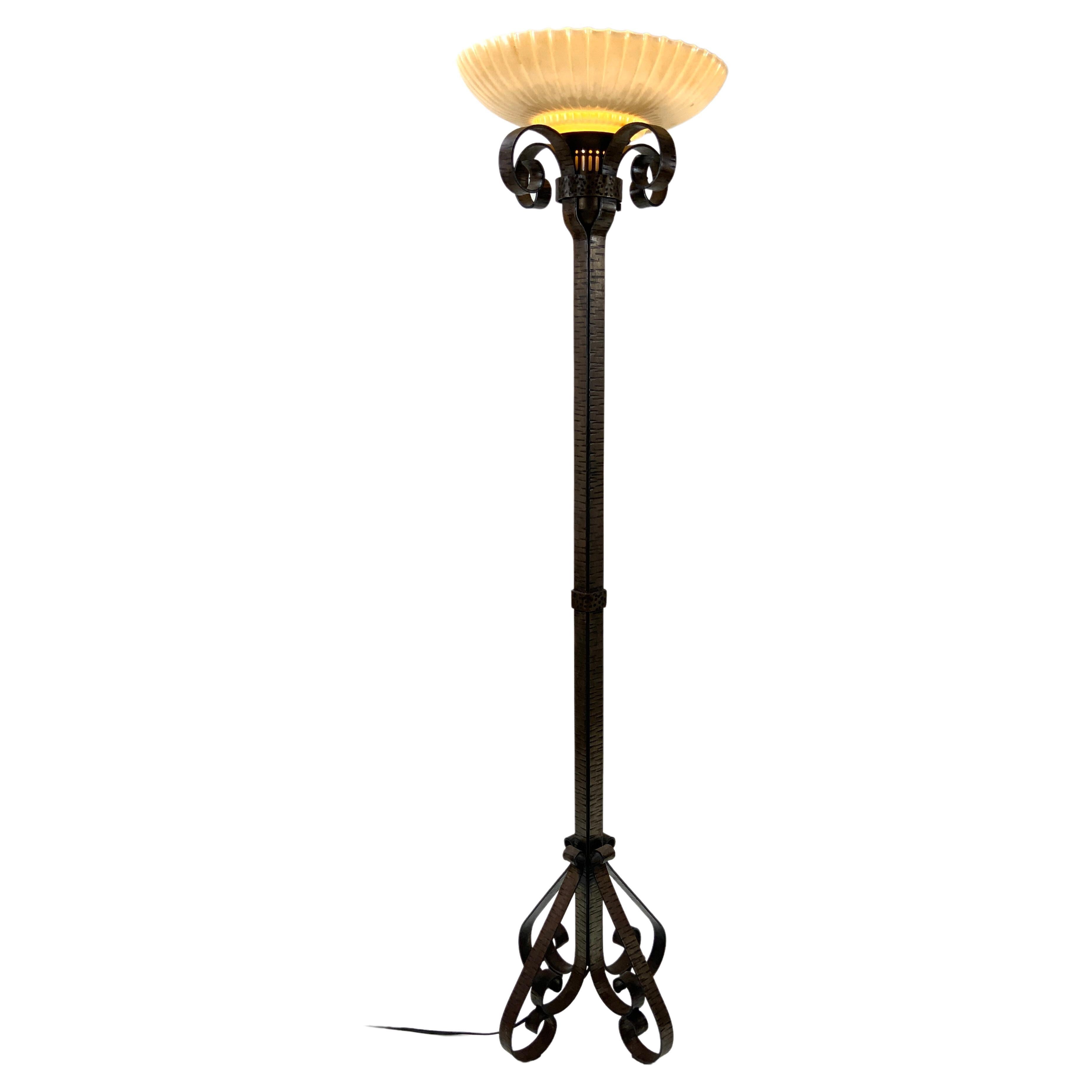 French Art Deco Hand-Hammered Wrought Iron (Fer Forgé Martelé) Floor Lamp, 1930s For Sale