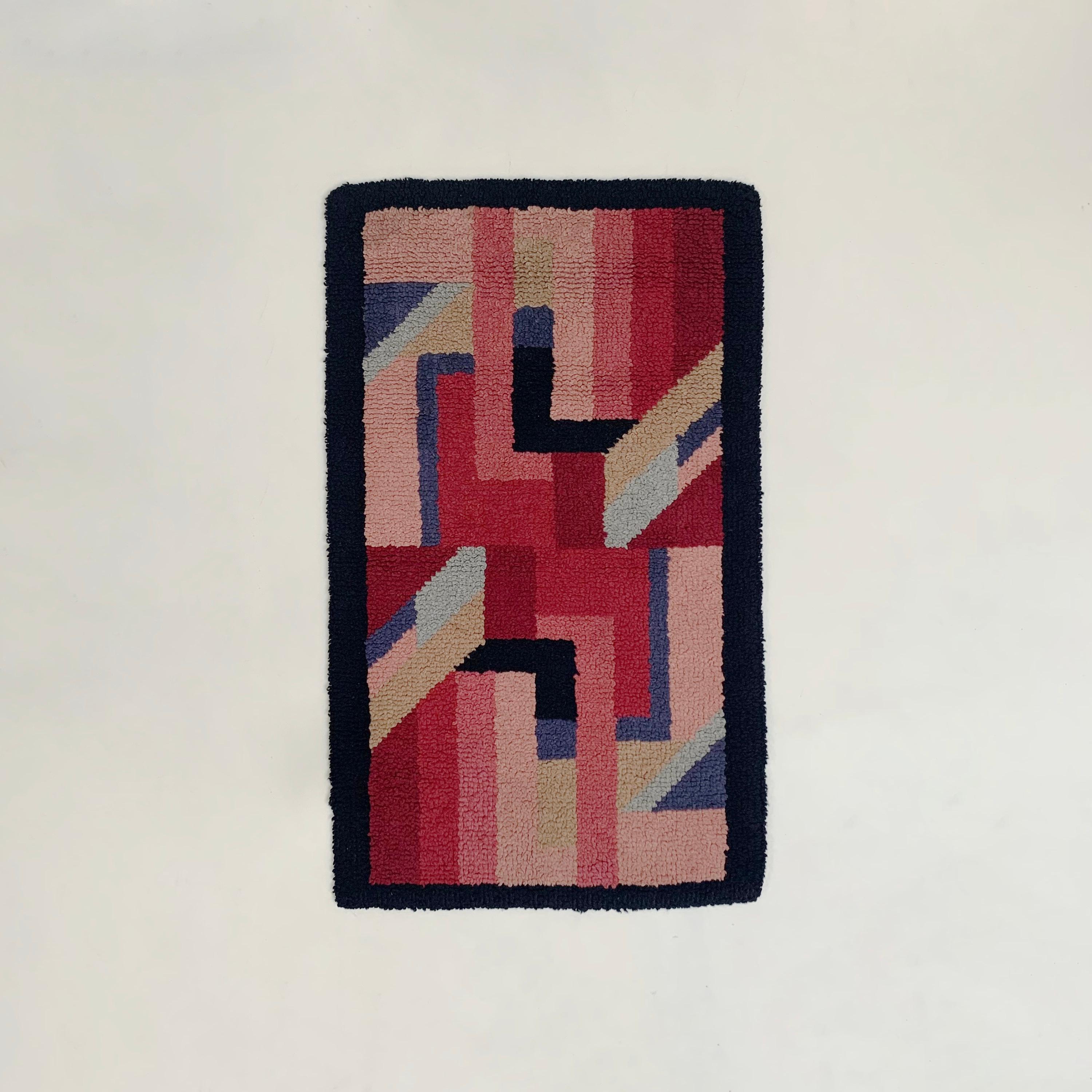 Kleiner antiker Art-Déco-Teppich aus dem frühen 20. Jahrhundert, um 1930, Frankreich.
Handgeknüpfte Wolle.
Symetrische und geometrische Linien und Muster in leuchtenden Pink-, Rot-, Blau-, Beige- und Schwarztönen.
Größe leicht an die Wand zu