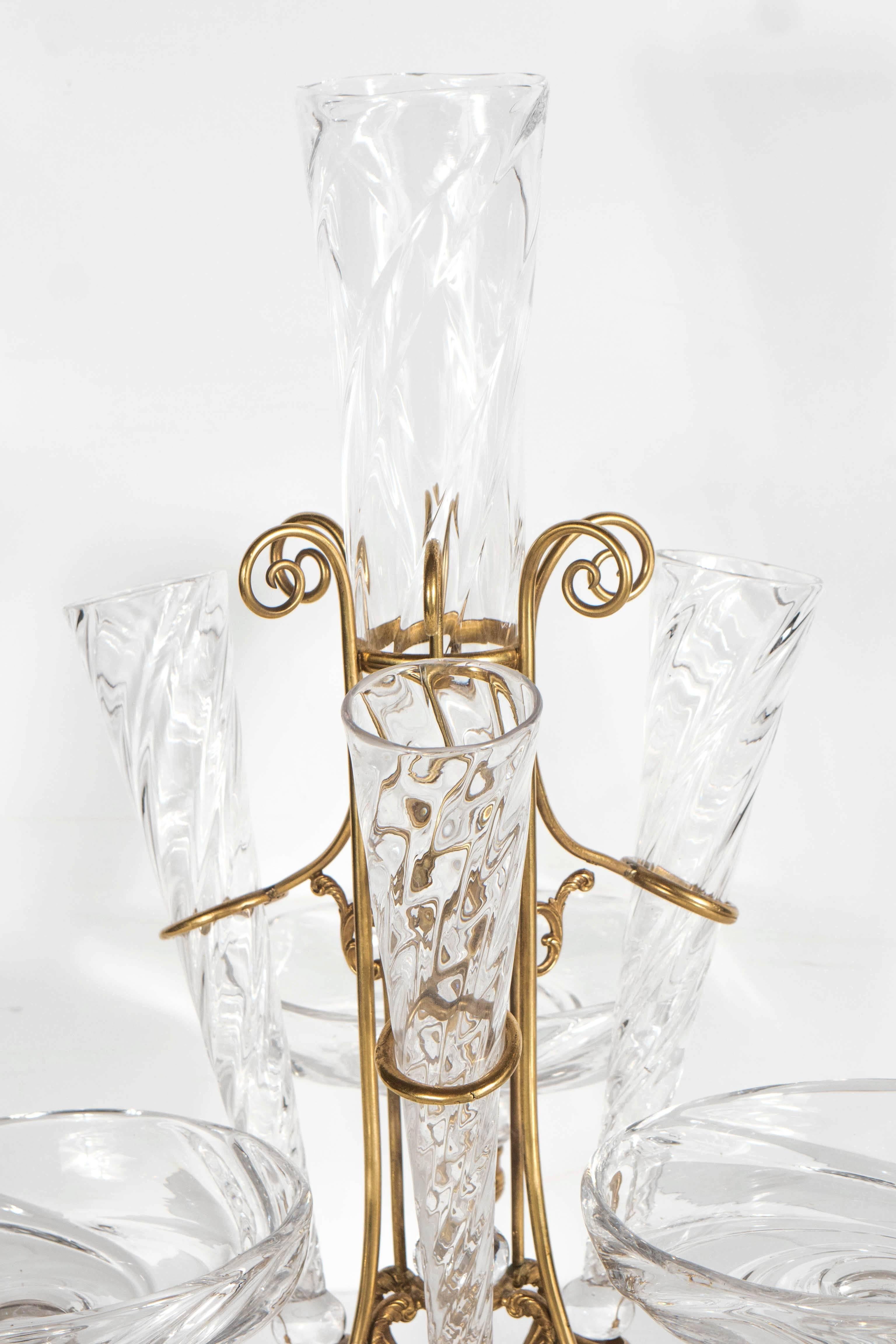 Diese atemberaubende französische Art-Déco-Epergne (typischerweise auf einem Esstisch oder Buffet aufgestellt) wurde um 1930 in Frankreich hergestellt. Sie besteht aus einem Messingrahmen mit neoklassizistischen Details und Schneckenformen, der eine