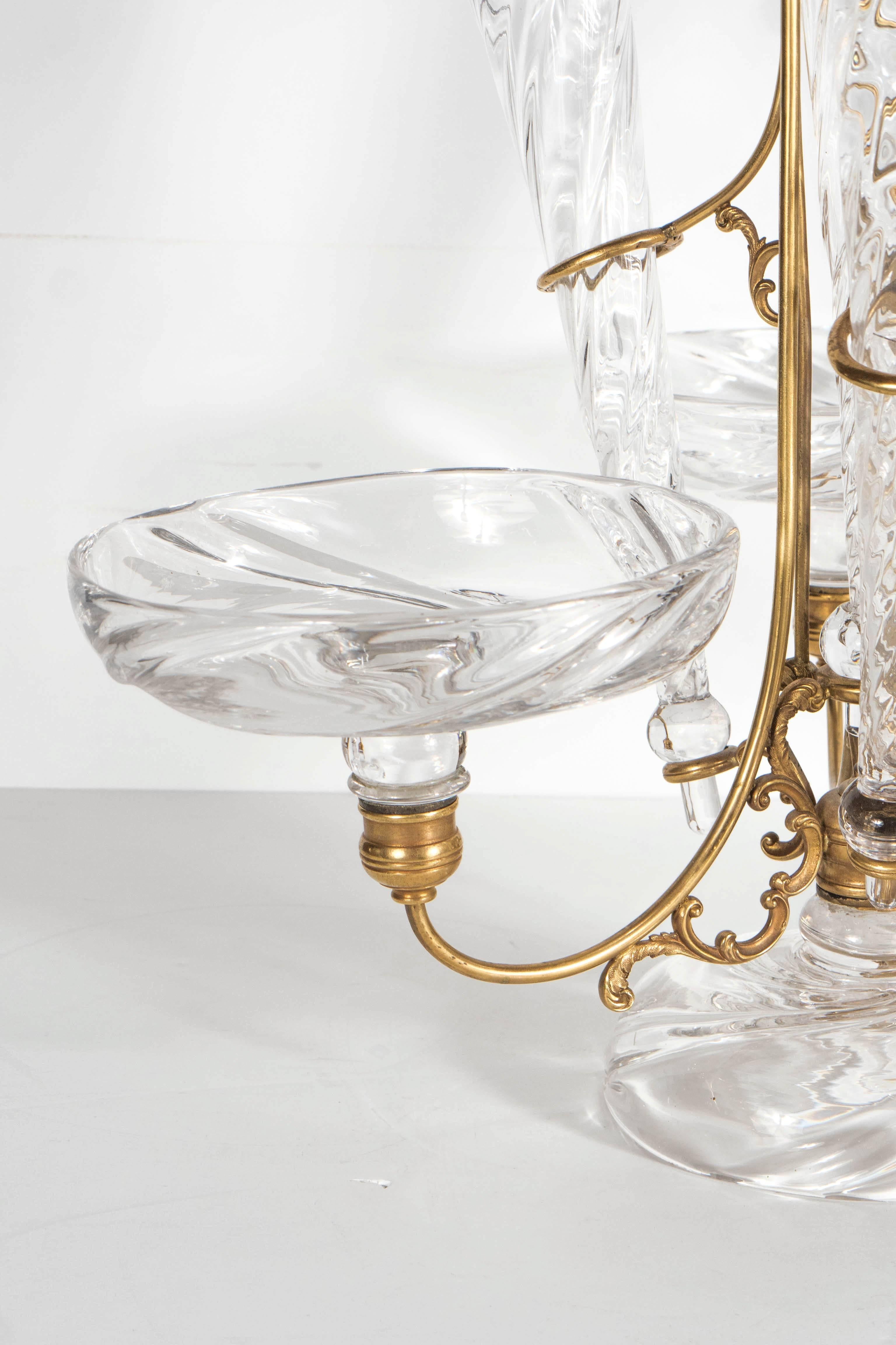 Französisch Art Deco mundgeblasenes Kristall und Messing Schnörkelform Design Epergne (Art déco) im Angebot