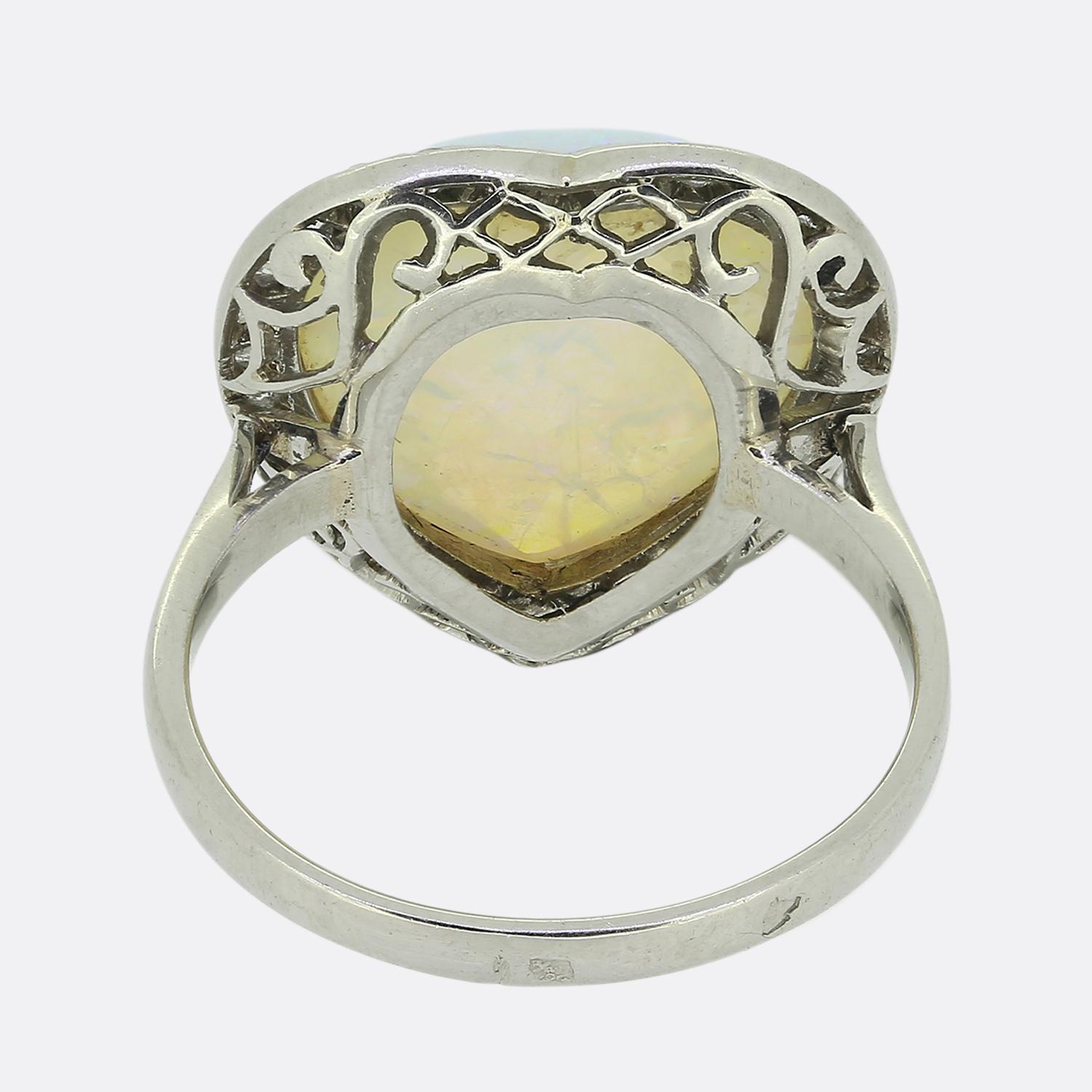 Cuore Anello Art Deco francese con cuore in opale e diamanti a grappolo in vendita