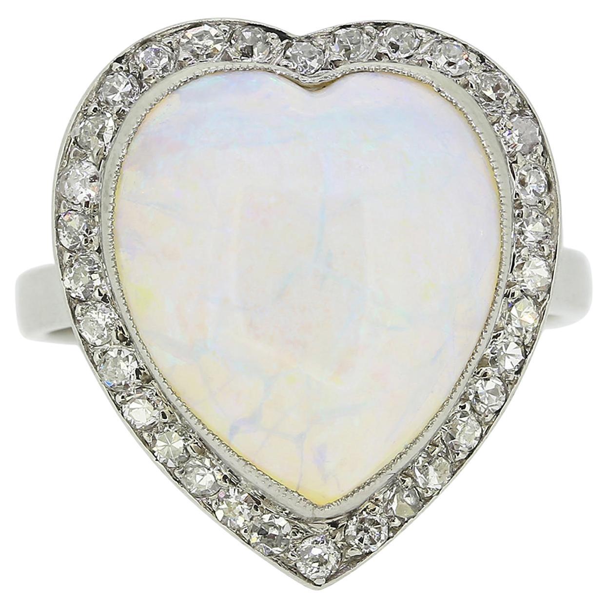 Anello Art Deco francese con cuore in opale e diamanti a grappolo in vendita