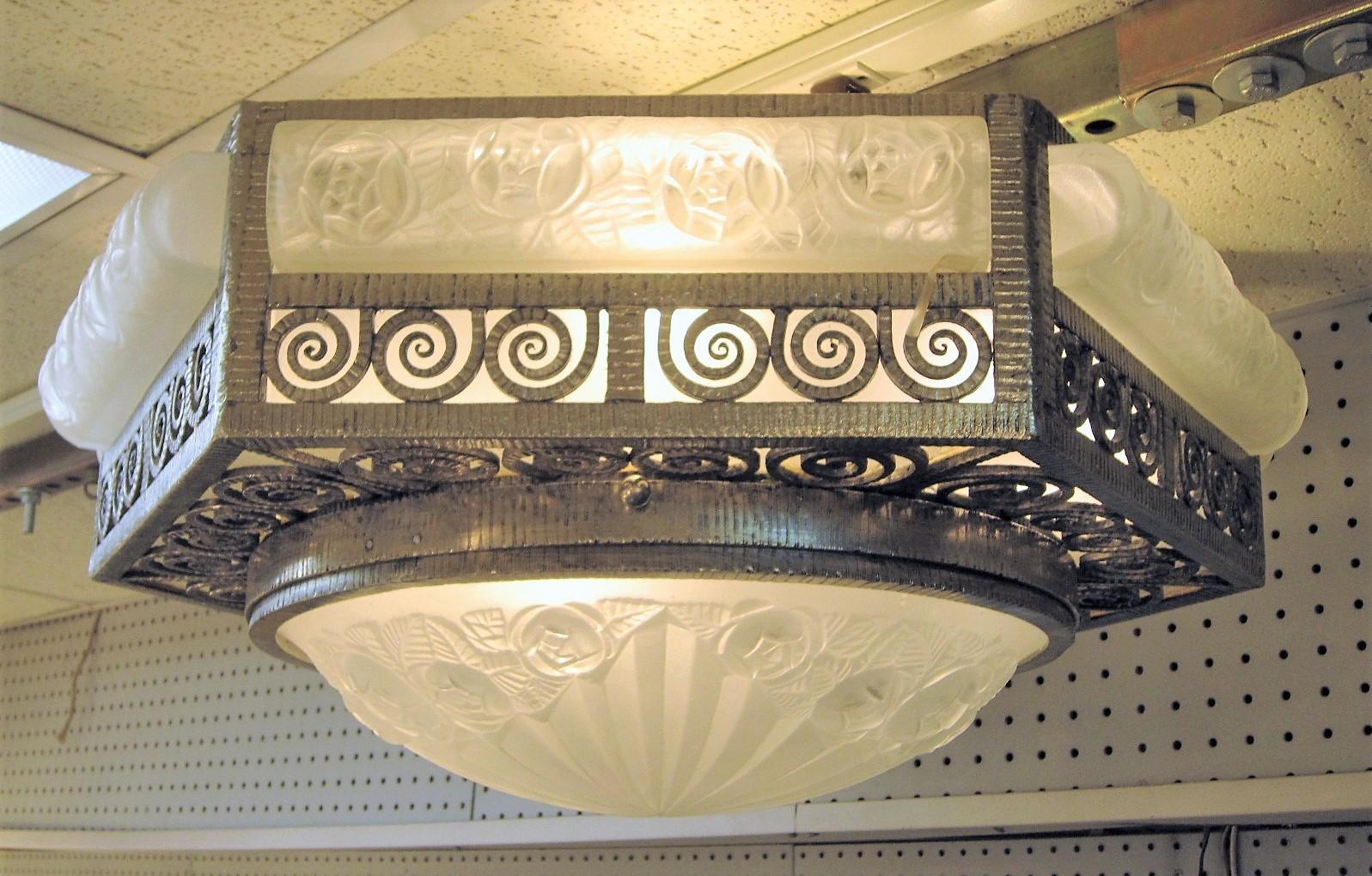Sechseckige, französische Art-déco-Einbaubeleuchtung aus gehämmertem Eisen und Kunstglas von Degue im Angebot 3