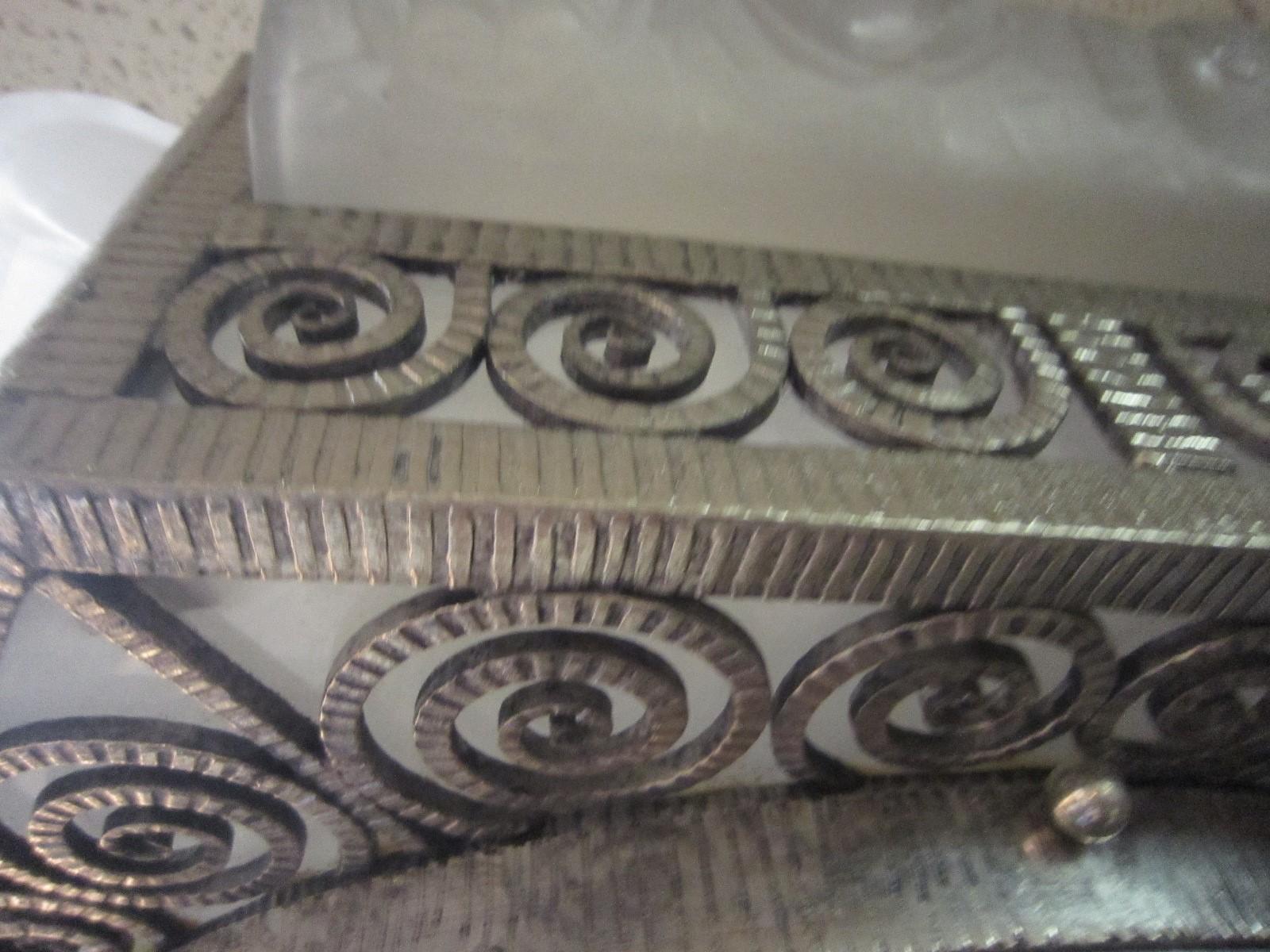 Sechseckige, französische Art-déco-Einbaubeleuchtung aus gehämmertem Eisen und Kunstglas von Degue (20. Jahrhundert) im Angebot