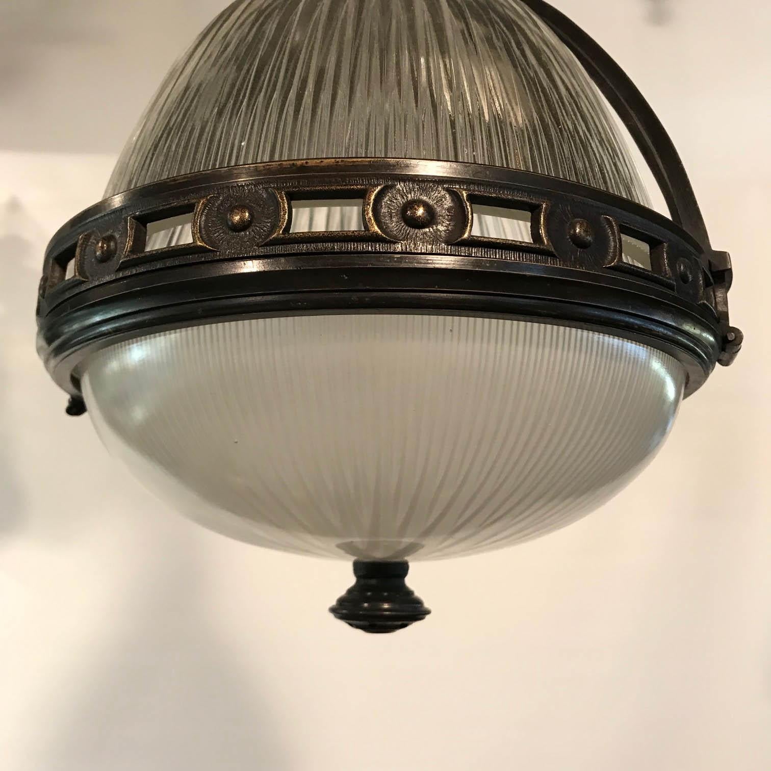 French Art Deco Holophane Industrial Pendant (Gegossen)
