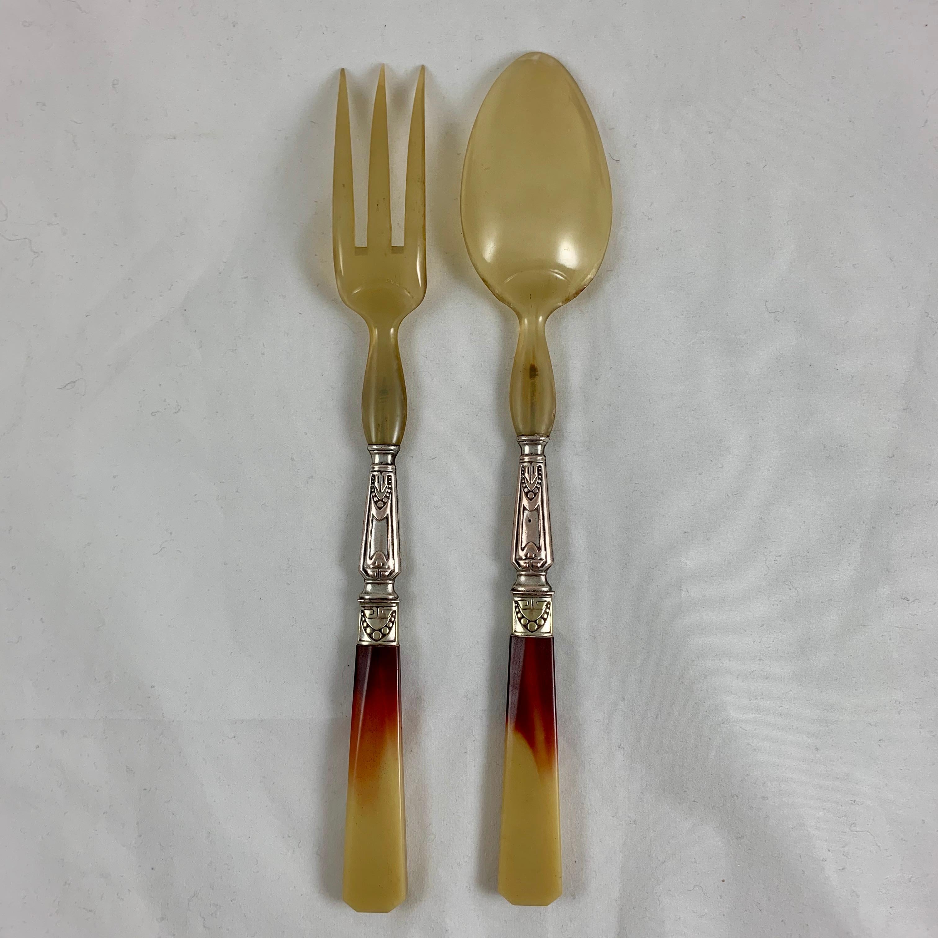 Servidores de Ensalada Franceses Art Decó de Cuerno, Baquelita y Placa de Plata, Juego de Dos en Estuche Tallado en venta