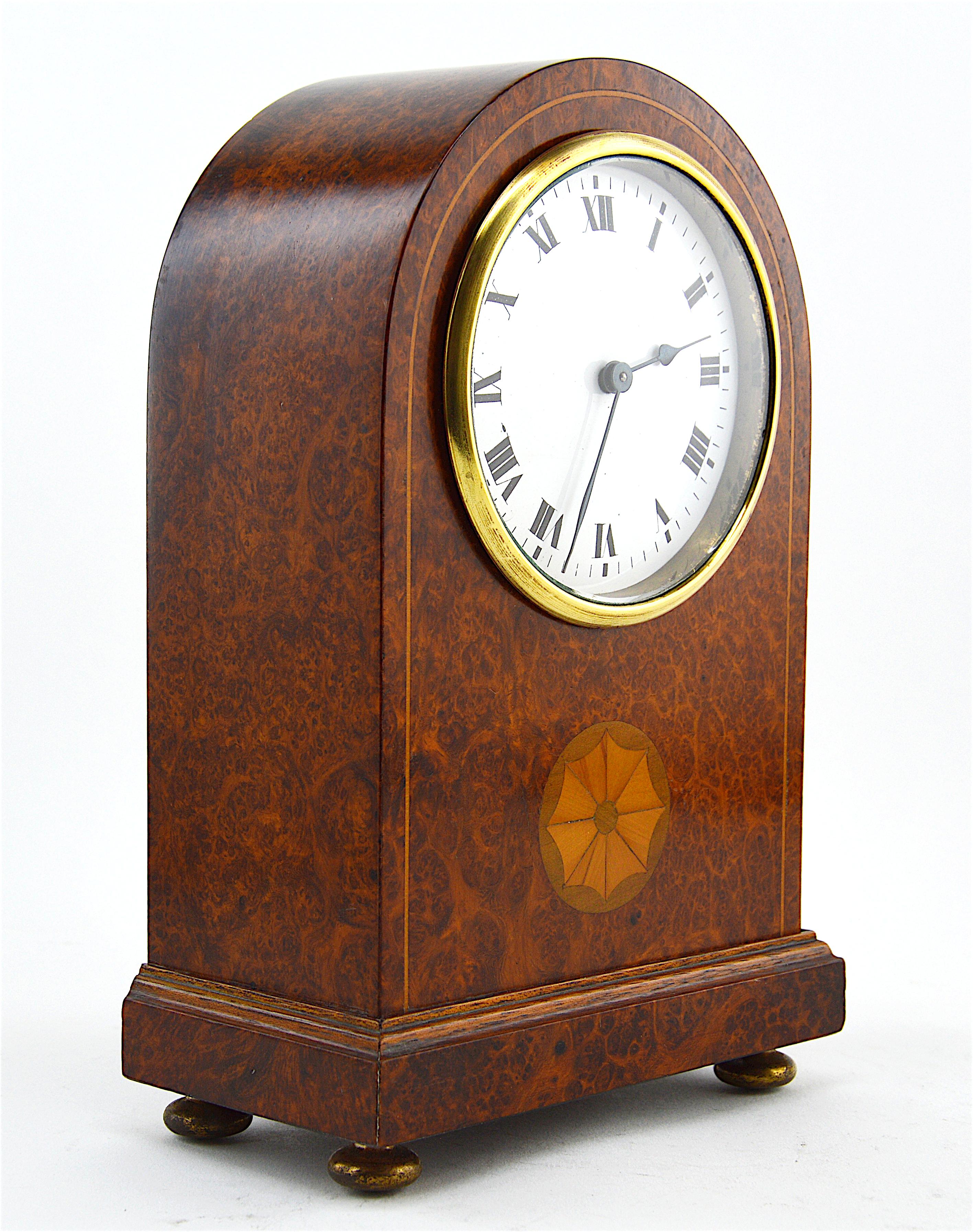 French Art Deco table clock in the style of Sue & Mare, France, 1920s. Inlaid amboyna veneered. Measures: Height 8.4