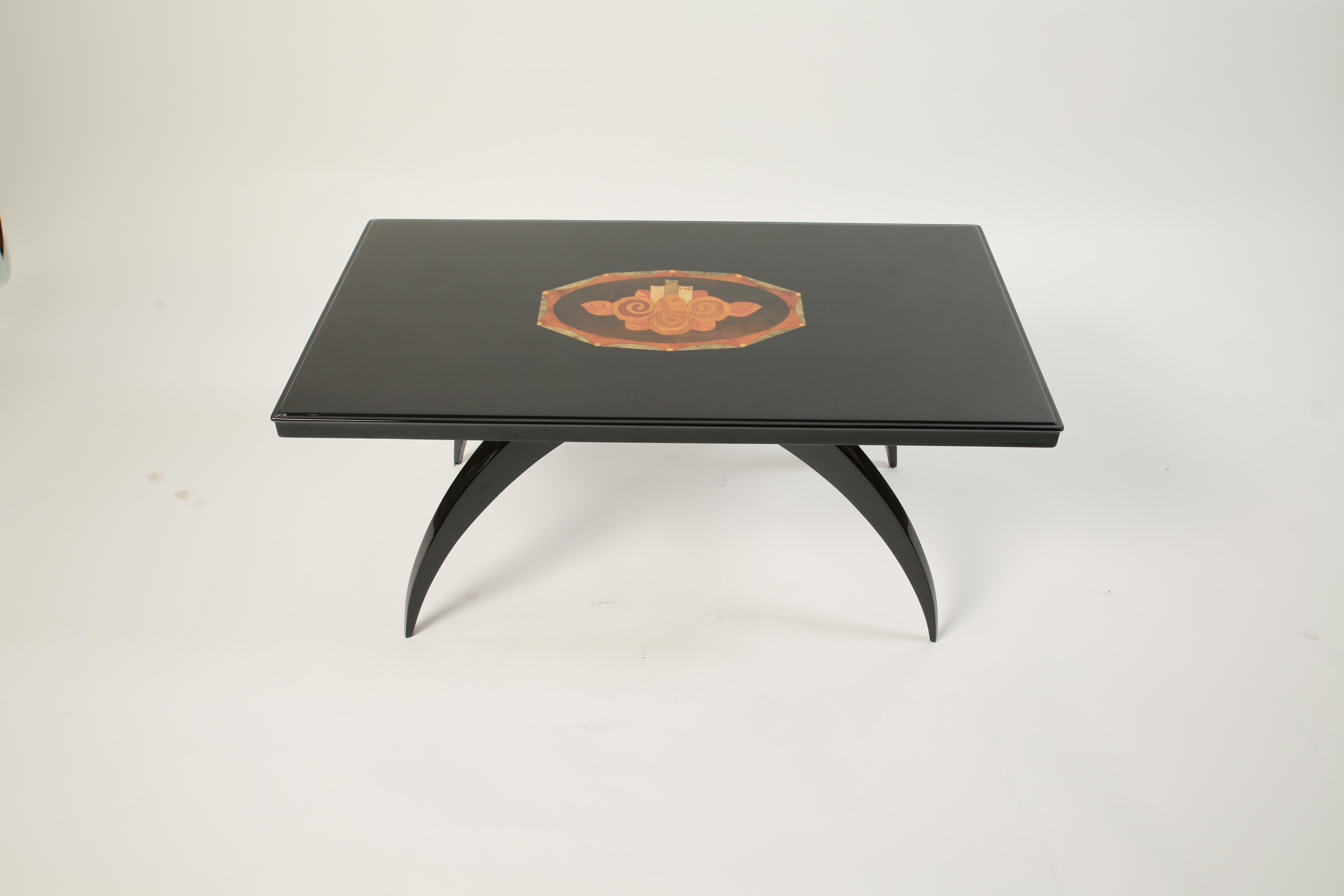 Polished Black French Art Deco Side Table with Floral Inlay In Good Condition For Sale In Köln, NW
