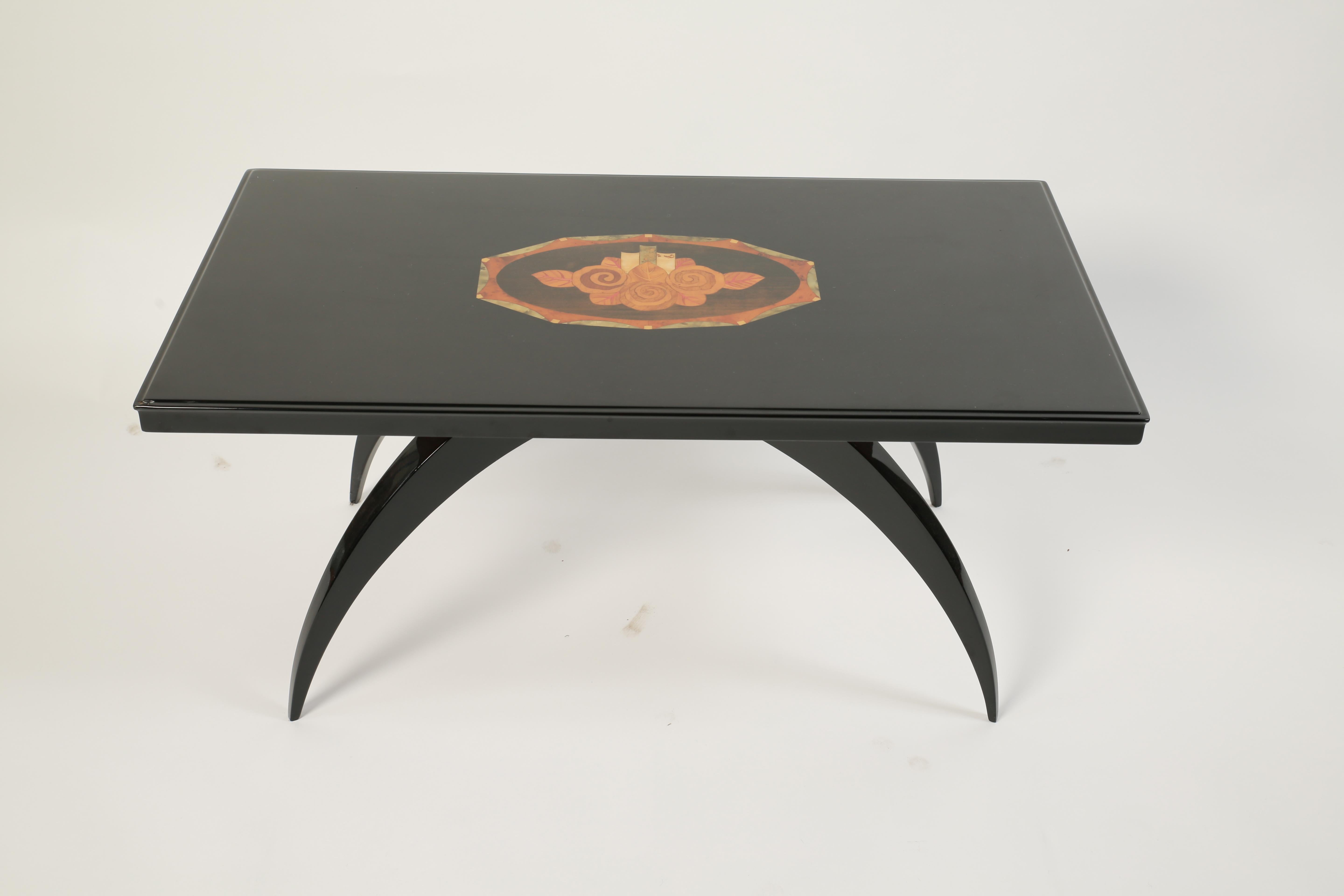 Laque Table d'appoint Art déco française noire polie avec incrustation florale en vente