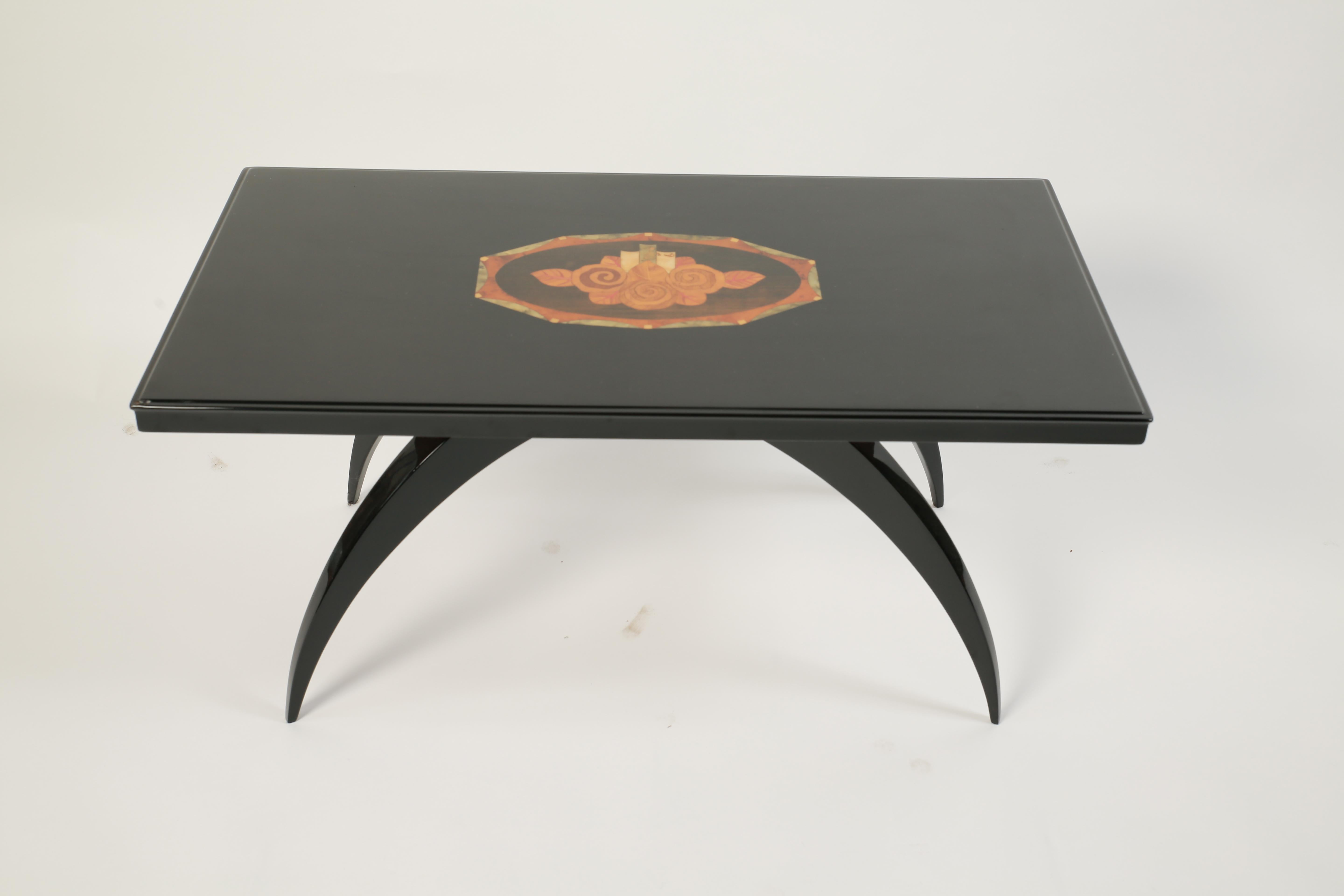 Table d'appoint Art déco française noire polie avec incrustation florale en vente 1