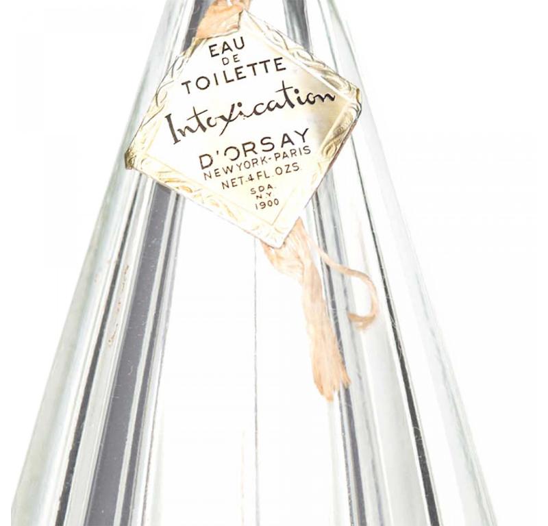 2 Bottiglia di profumo a coste in vetro trasparente Art Deco francese (INTOXICATION di D'ORSAY) con base a forma di stella che si assottiglia in un collo stretto e un tappo abbinato. (PREZZO OGNI)