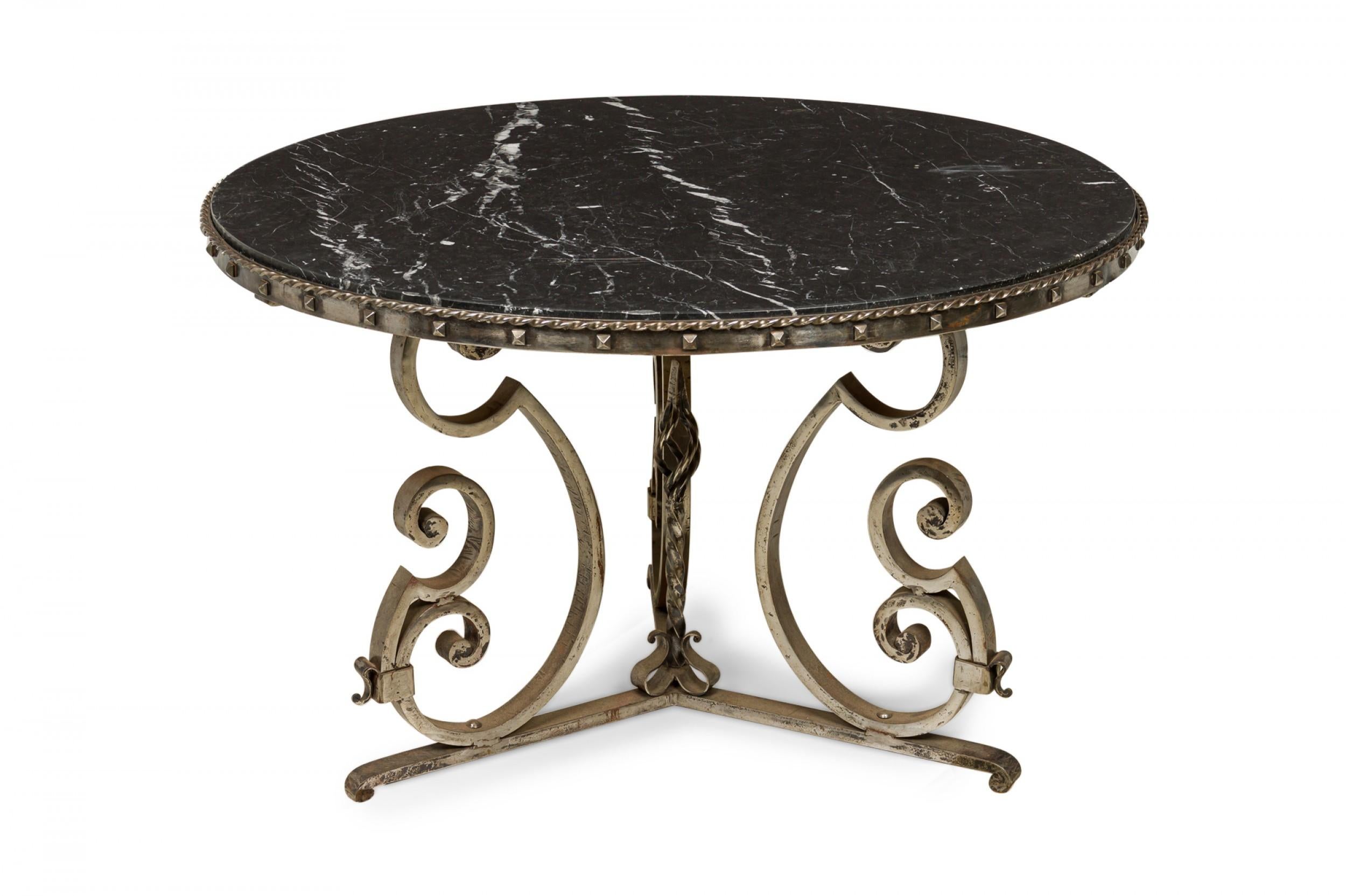 Table centrale circulaire en forme d'applique en fer et marbre noir de style Art déco français Bon état - En vente à New York, NY
