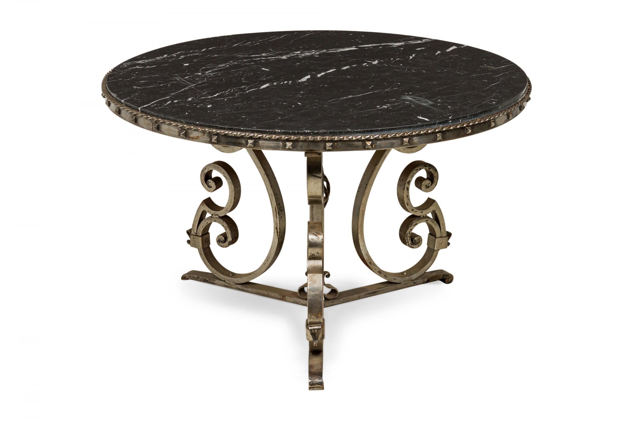 20ième siècle Table centrale circulaire en forme d'applique en fer et marbre noir de style Art déco français en vente