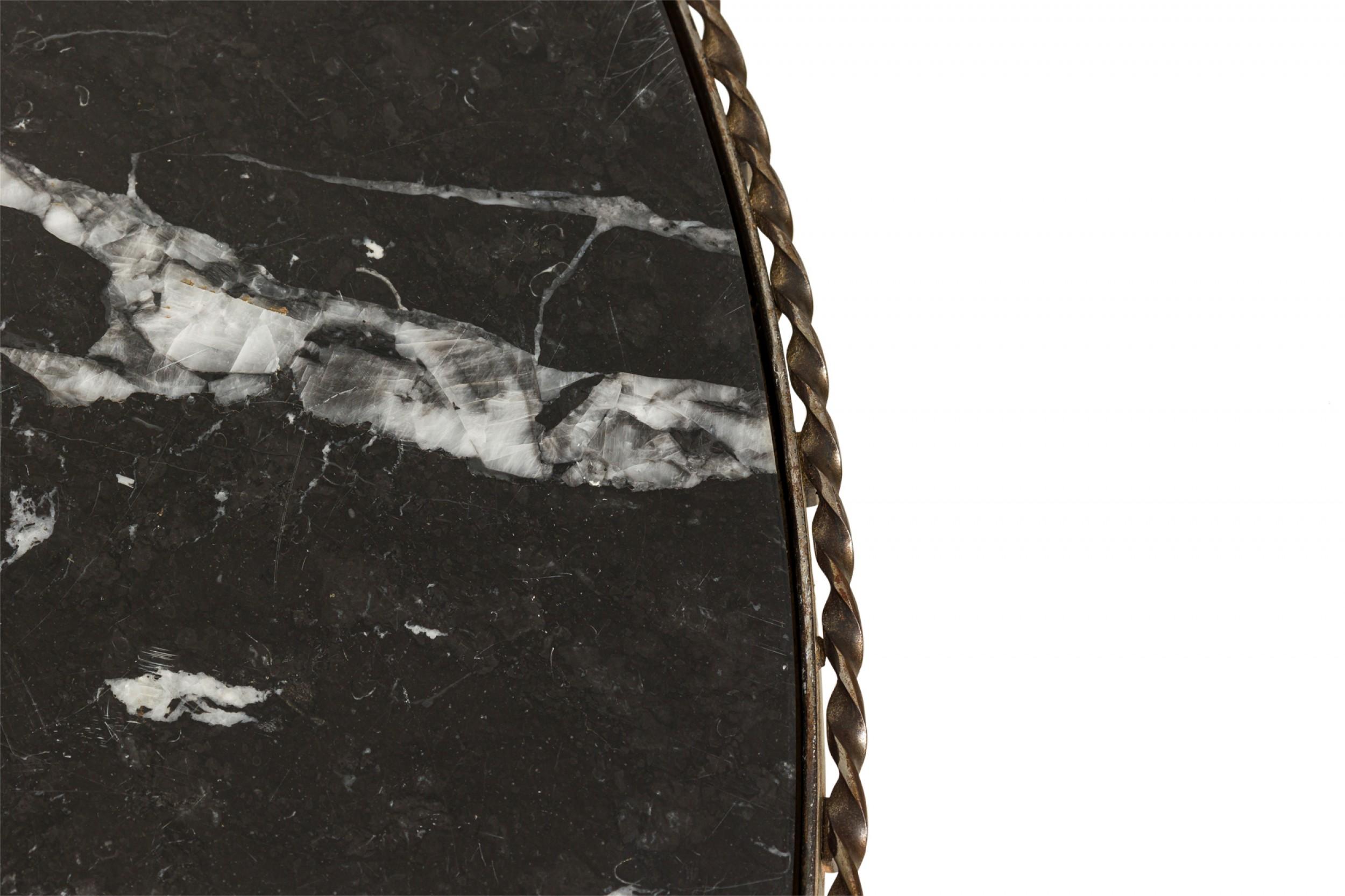 Table centrale circulaire en forme d'applique en fer et marbre noir de style Art déco français en vente 3
