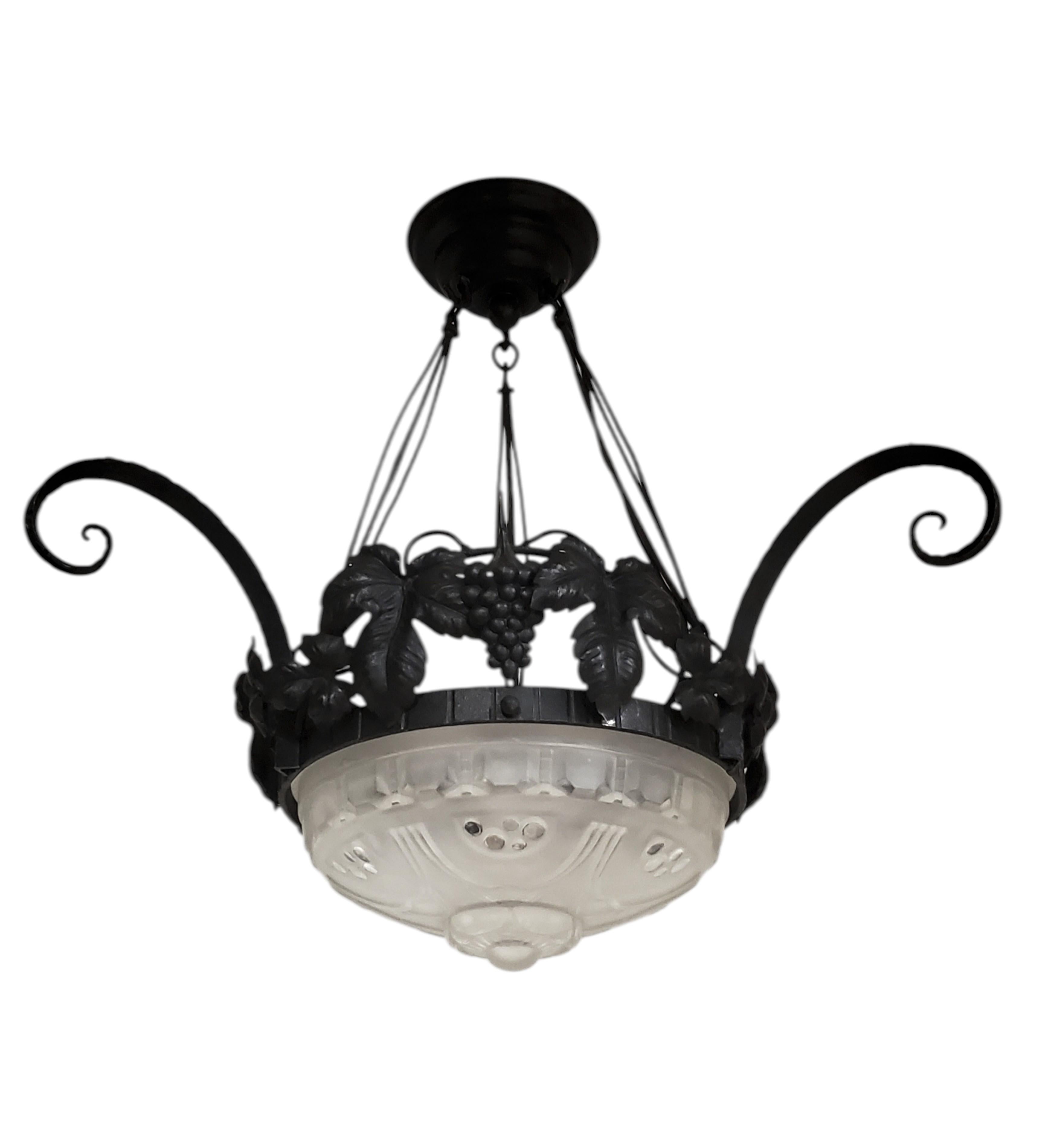 Araña francesa Art Decó con montura de hierro forjado a mano y cristal esmerilado de Sabino. 
Añade un encanto atemporal a tu espacio con esta elegante lámpara de araña de hierro forjado con un bello motivo de parra. Tres elegantes brazos en espiral