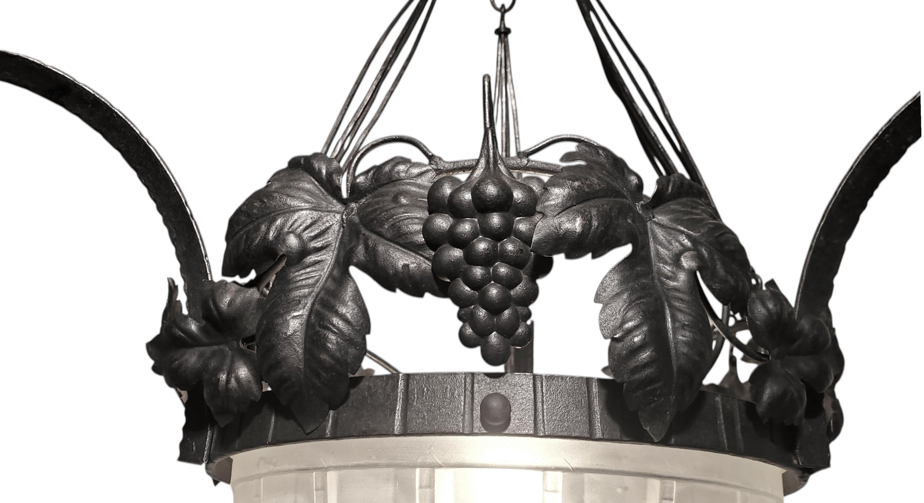 Araña francesa Art Decó de hierro y vidrio artístico esmerilado con uvas, de Sabino en Bueno estado para la venta en New York City, NY