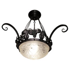 Lampadario francese Art Déco in ferro e vetro artistico smerigliato con uva di Sabino