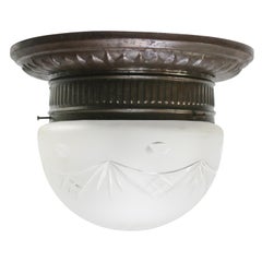 Französisches Art Deco Eisen und mattiertes geschliffenes Glas Flush Mount Deckenlampe