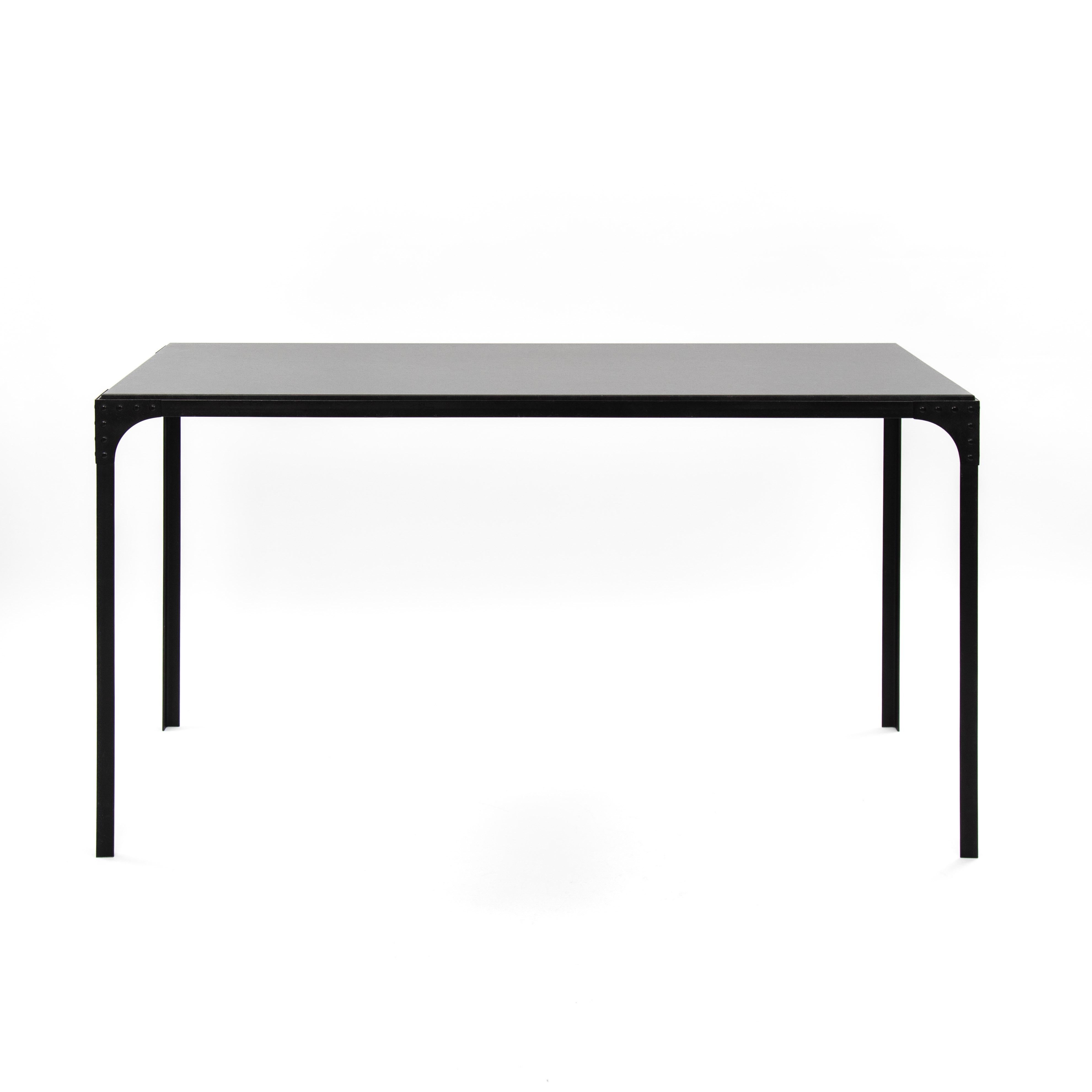 
Französischer Art Déco-Schreibtisch aus Eisen und Marmor im Industrial Design 1940er Jahre 

Das Objekt ist schlicht und puristisch im Design, die Eleganz und Raffinesse liegt in der Einfachheit und der Kombination der Materialien. 
Der massive