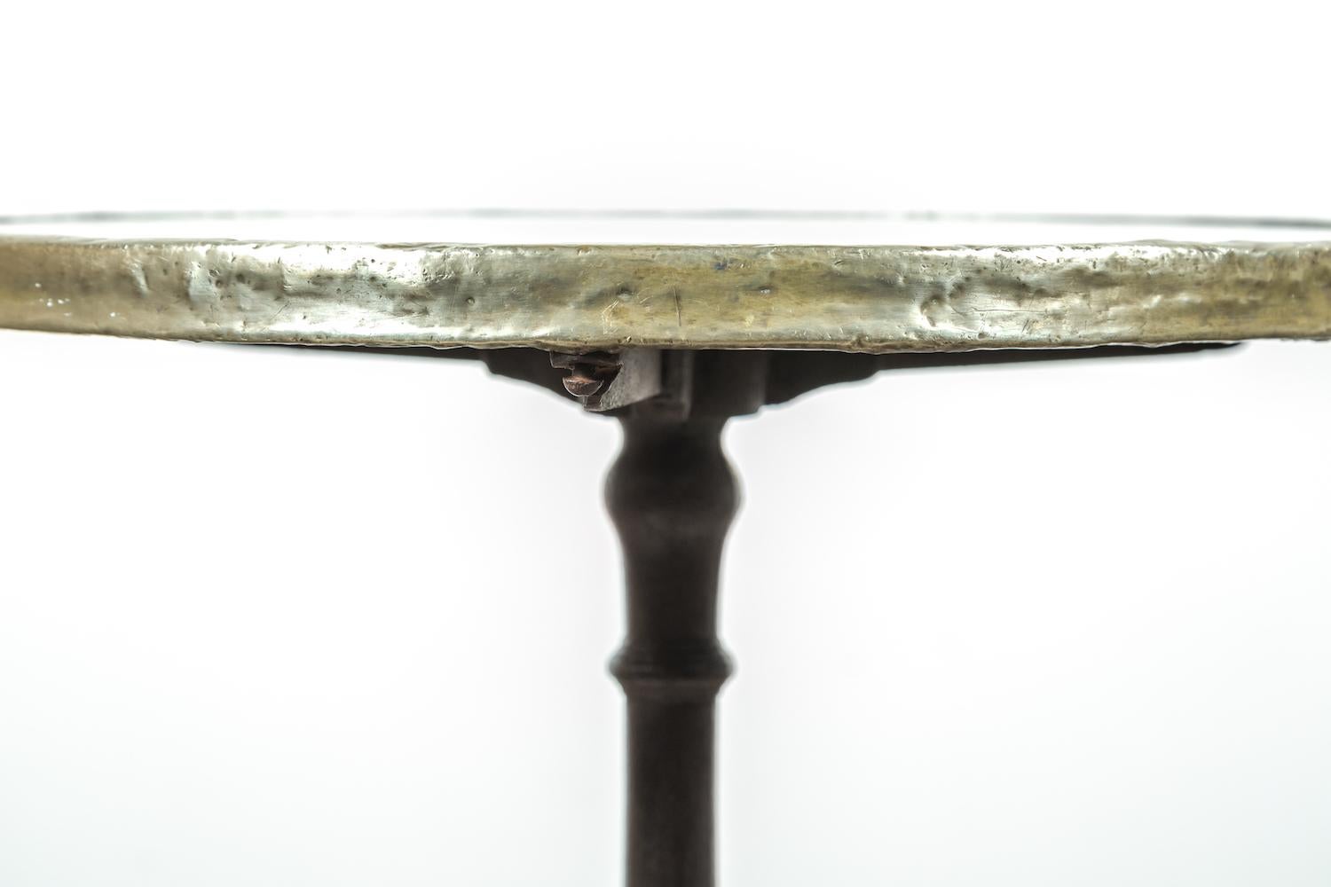 Französischer Bistro- oder Cafétisch aus Eisen mit Marmorplatte im Art déco-Stil im Zustand „Gut“ in Birmingham, AL