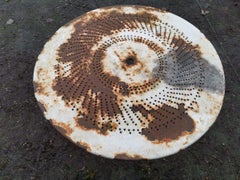 Table de salle à manger circulaire Art Déco française en forme de feuille de fer ou de bistro avec plateau perforé