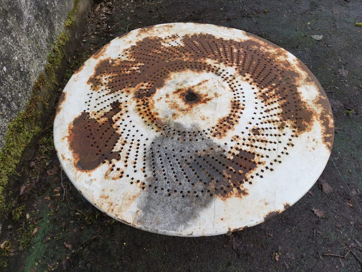 French Art Deco Iron Café or Bistro Circular Dining Table with Perforated Top In Good Condition For Sale In London, GB