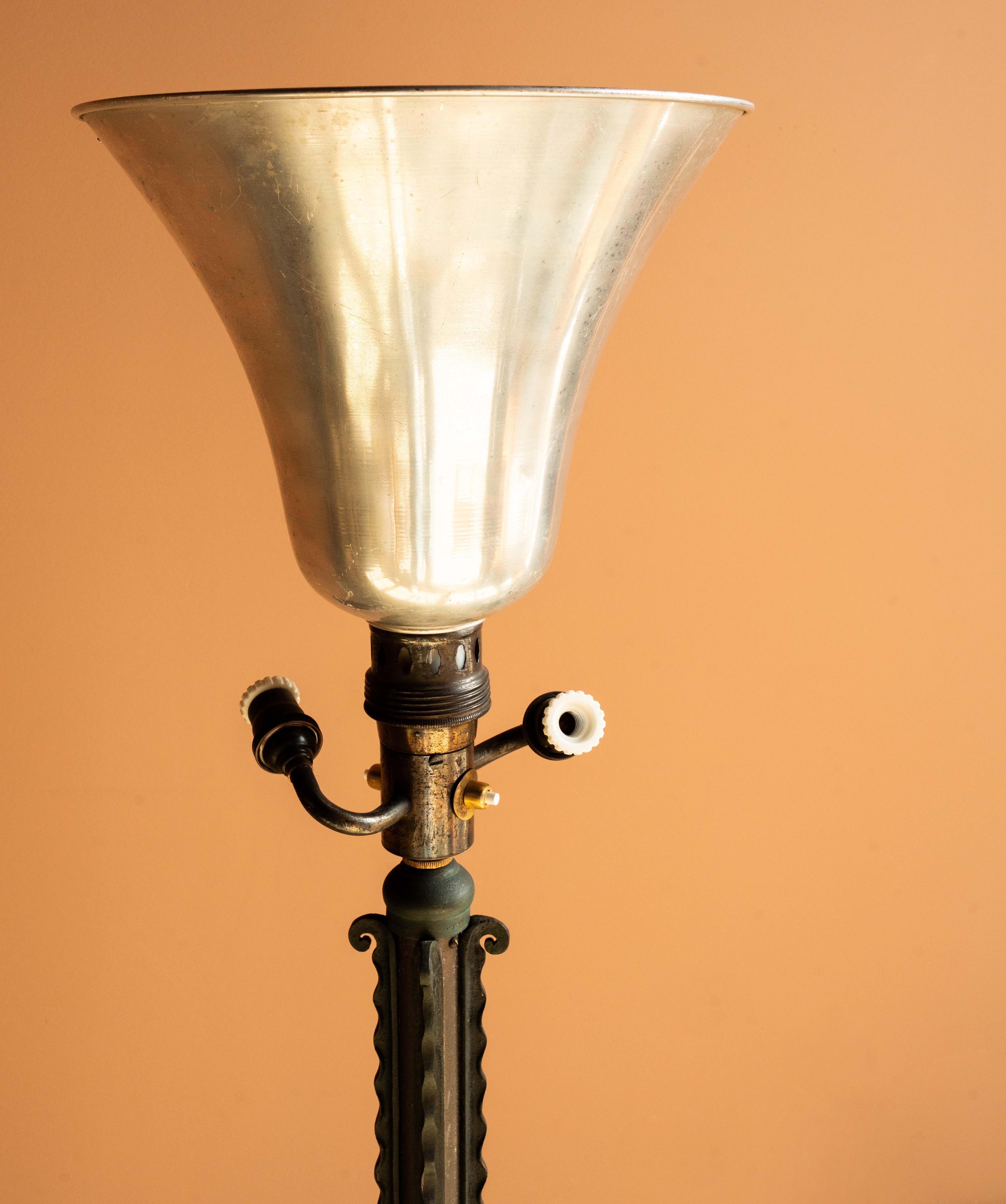 Français Lampadaire Art déco français par Ateliers Etlin, Paris en vente