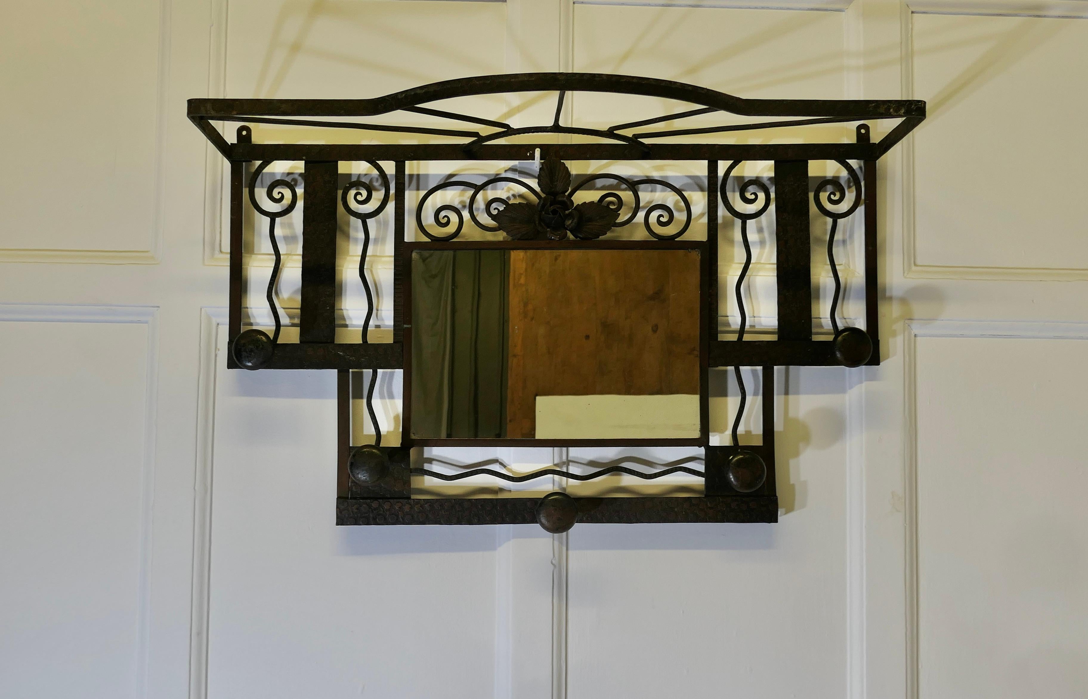 
Appendiabiti in ferro Art Deco francese con ripiano e specchio, stile industriale


 Questo appendiabiti d'epoca Art Deco, il portabagagli, è disegnato con una spettacolare raggiera, è dotato di uno specchio originale e di 5 ganci per cappotti. 
Si