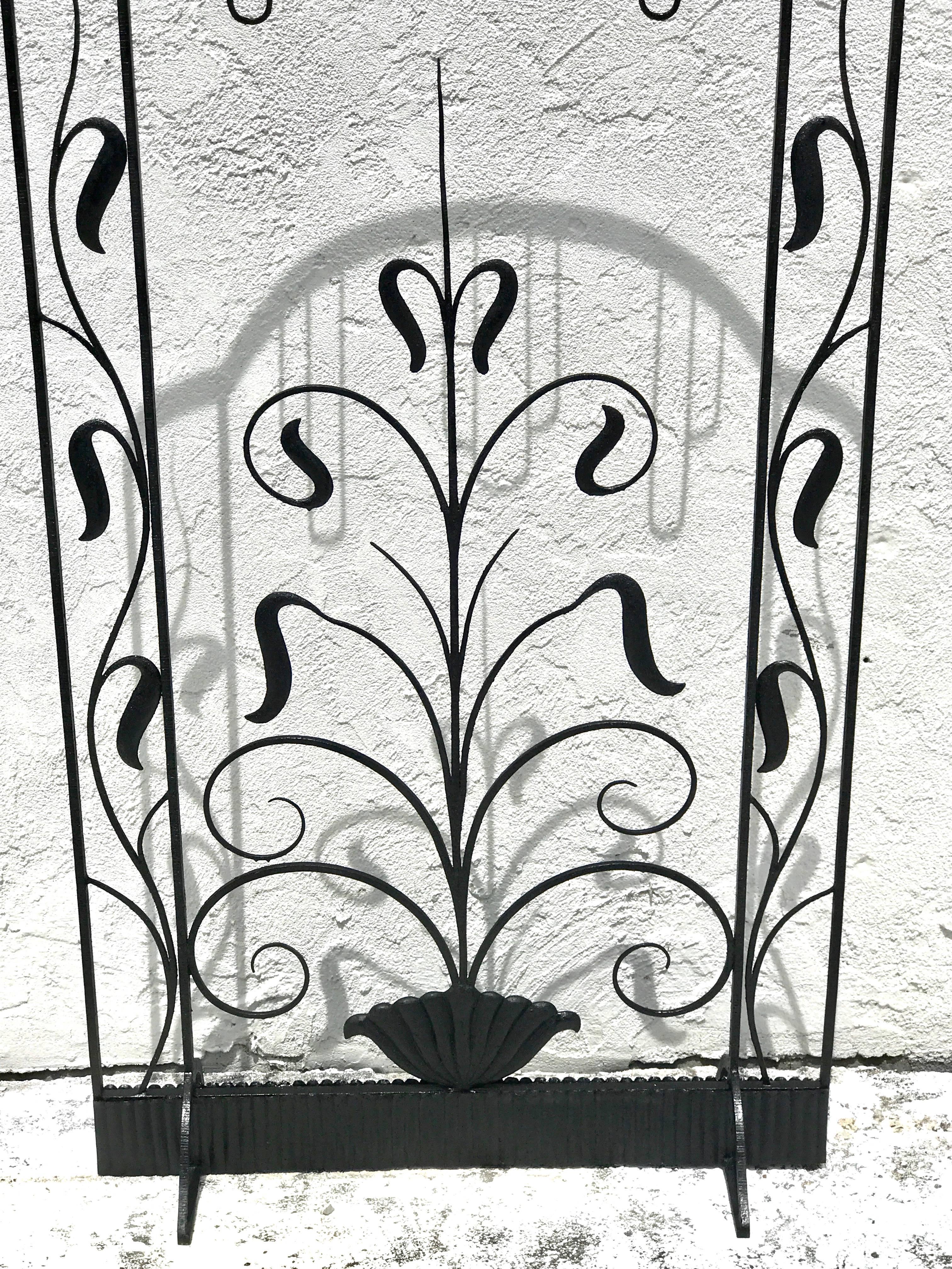 French Art Deco iron screen in the manner of Edgar Brandt, single panel with stylized fountain topiary.