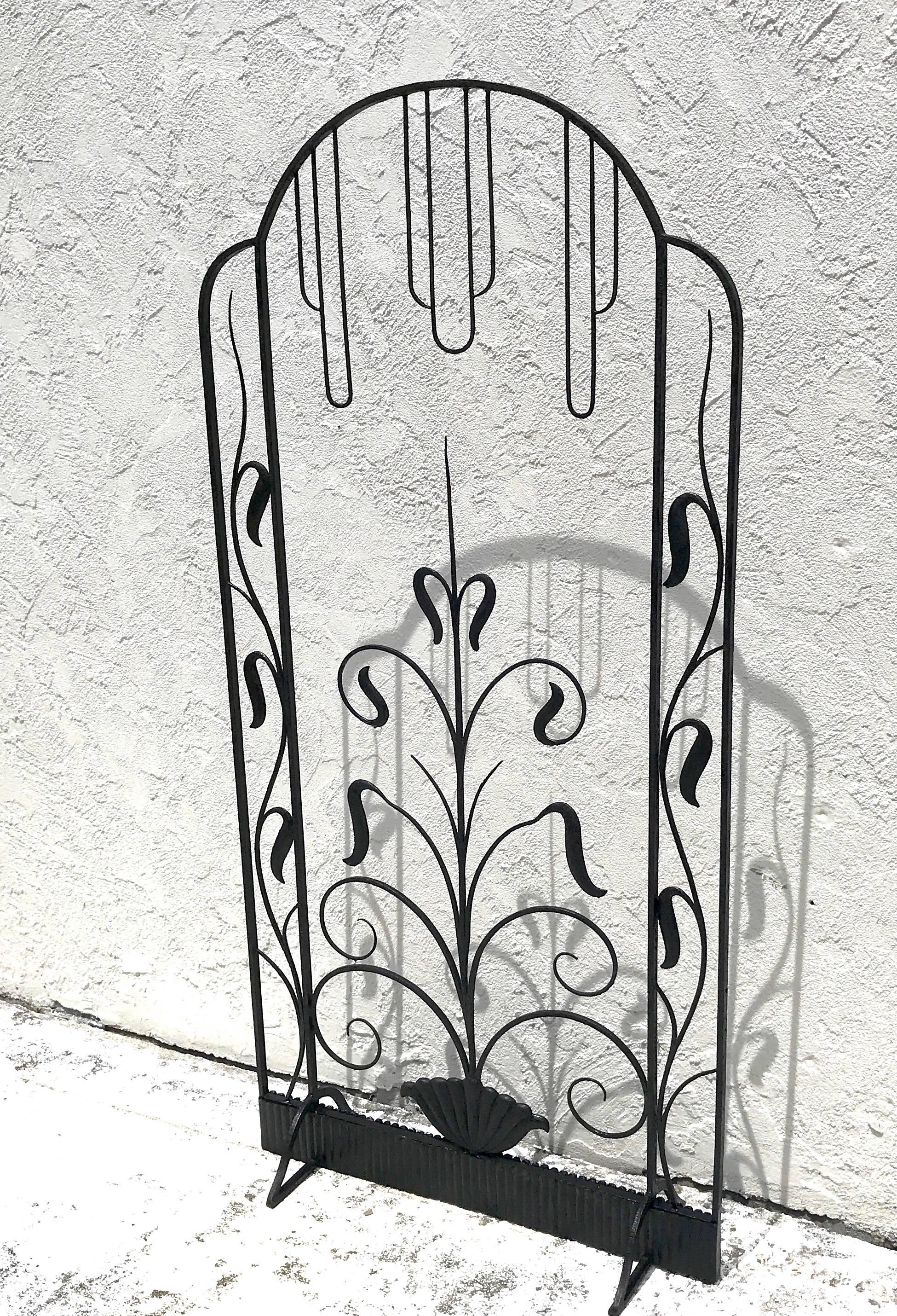 Early 20th Century French Art Deco Iron Screen in the Manner of Edgar Brandt