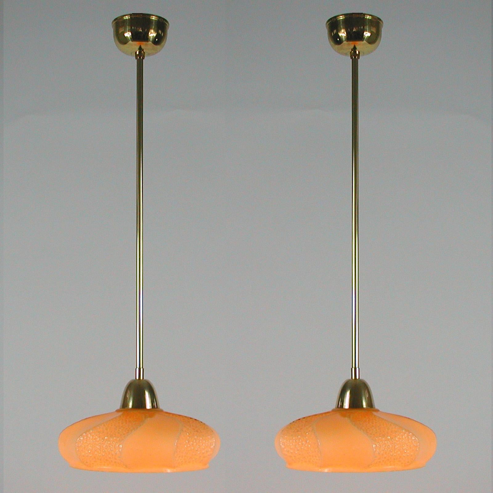 French Art Deco Ivory Colored Opaline Glass Brass Pendants, 1940s, Set of 2 In Good Condition For Sale In NUEMBRECHT, NRW