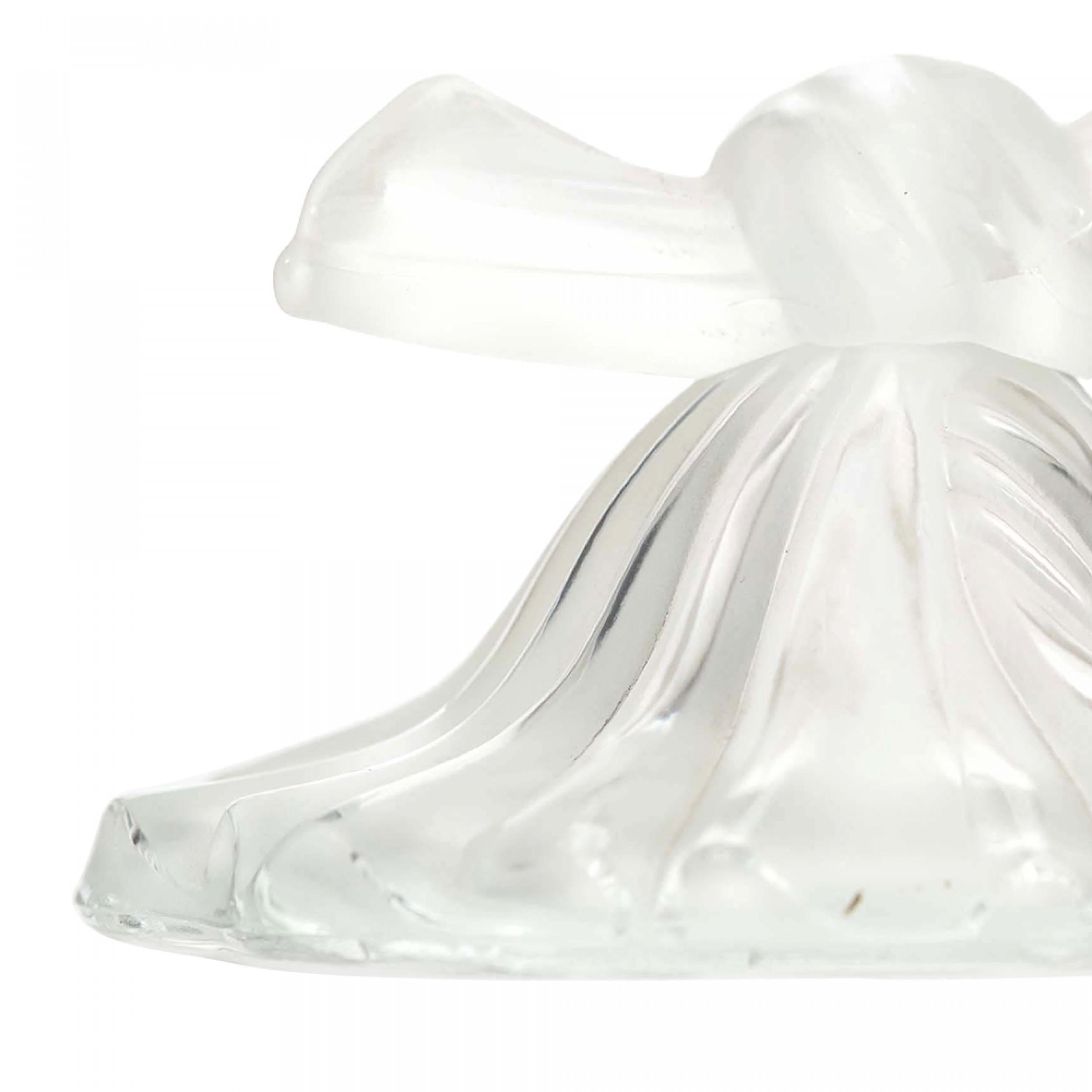 Flacone di profumo in vetro trasparente e satinato Art Deco francese (JABOT di Lucien Lelong) a forma di tessuto drappeggiato, con tappo a forma di fiocco.