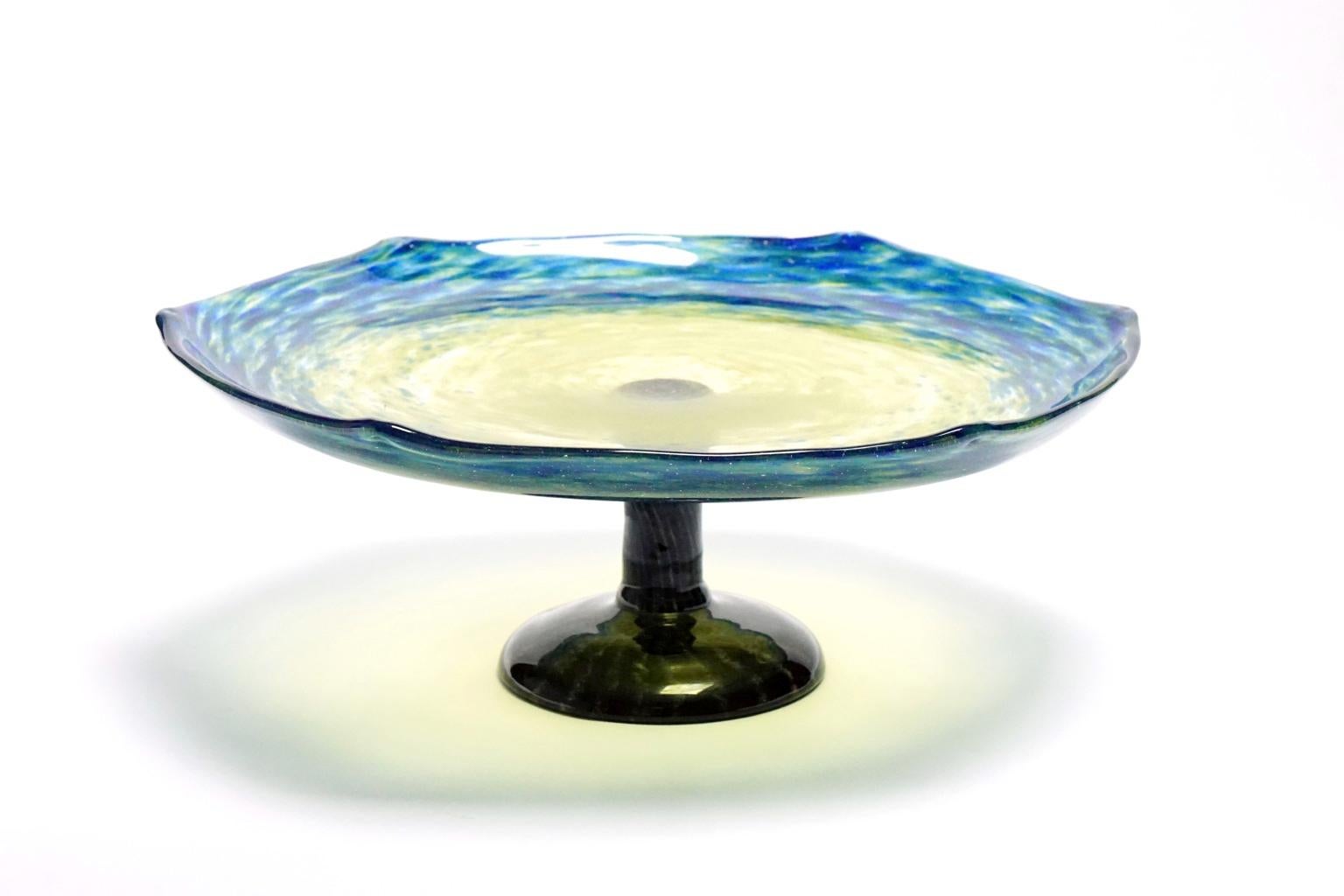 French Art Deco jade yellow and blue bowl with stripped dark foot. Six points obtained by pulling the glass. Signed Schneider. Very good condition.

The Jade series, like this bowl, played a major role in Charles Schneider's Art Deco production.
