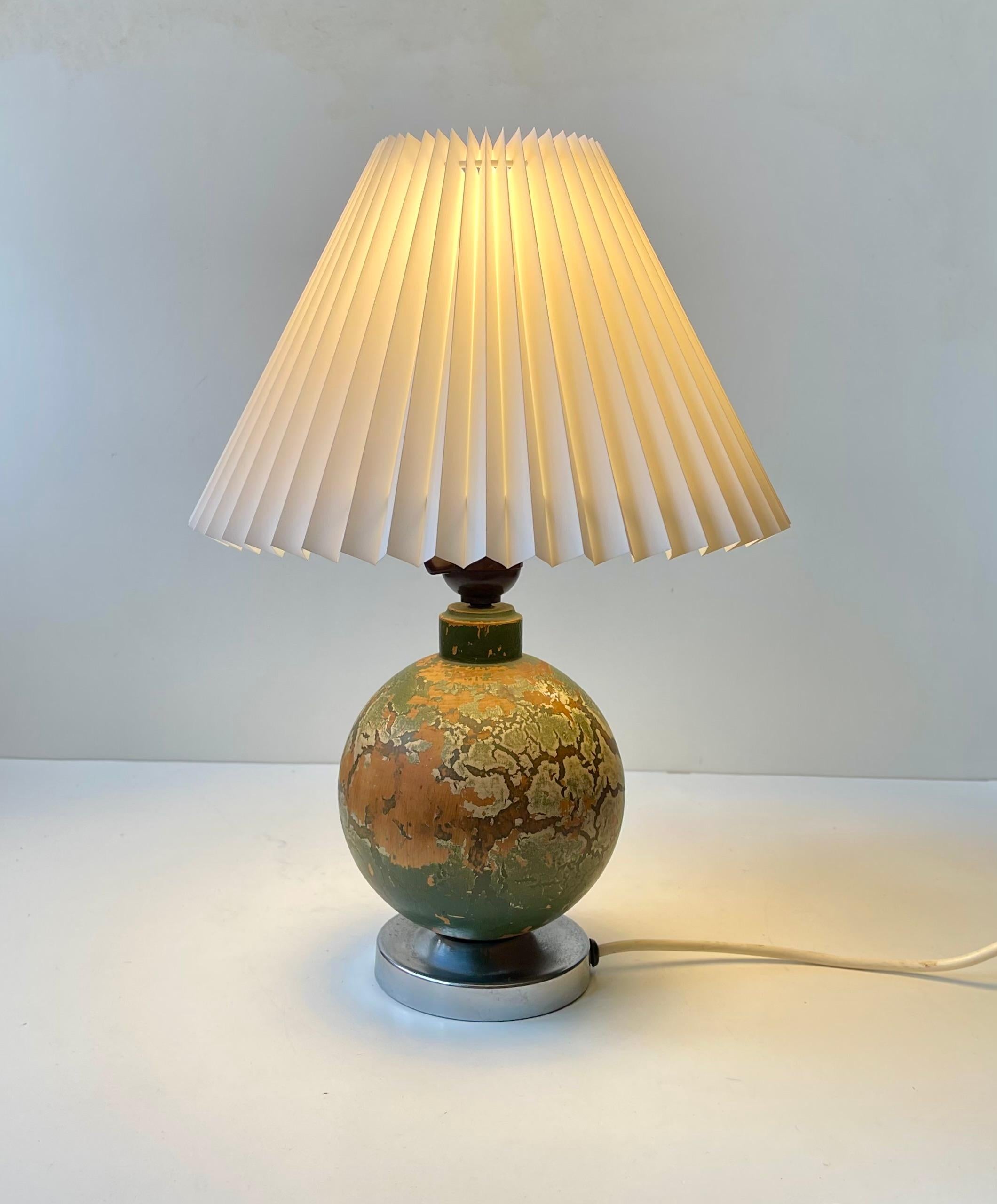 Lampada da tavolo sferica in legno laccata in stile Jean Besnard. Disegnato e creato da un designer/artigiano anonimo in Francia negli anni Venti. Nessun segno o firma sulla base. Conserva la presa originale in bachelite, testata e sicura, con